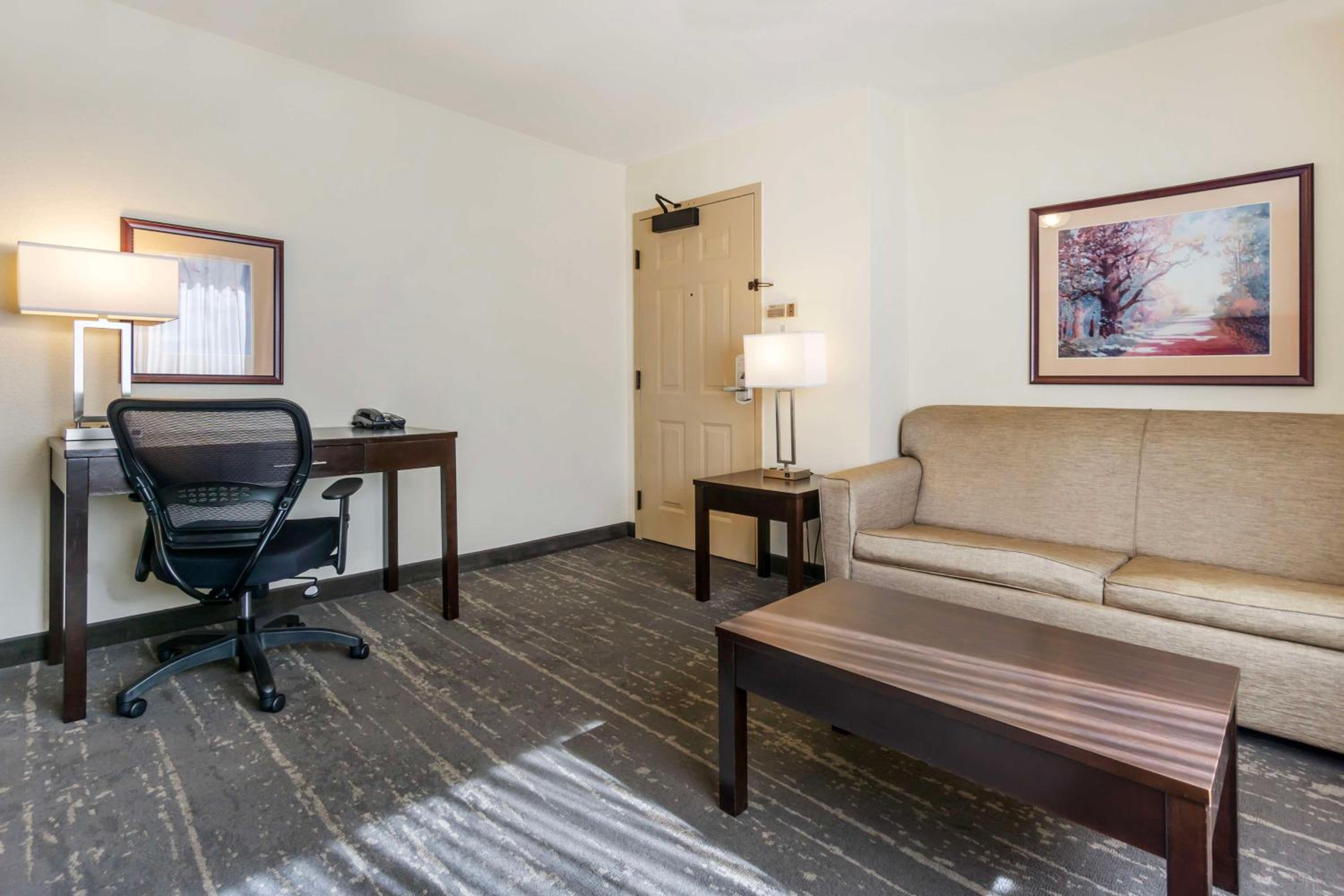 Queen Suite - Disability Access/Non-Smoking - Photo 9