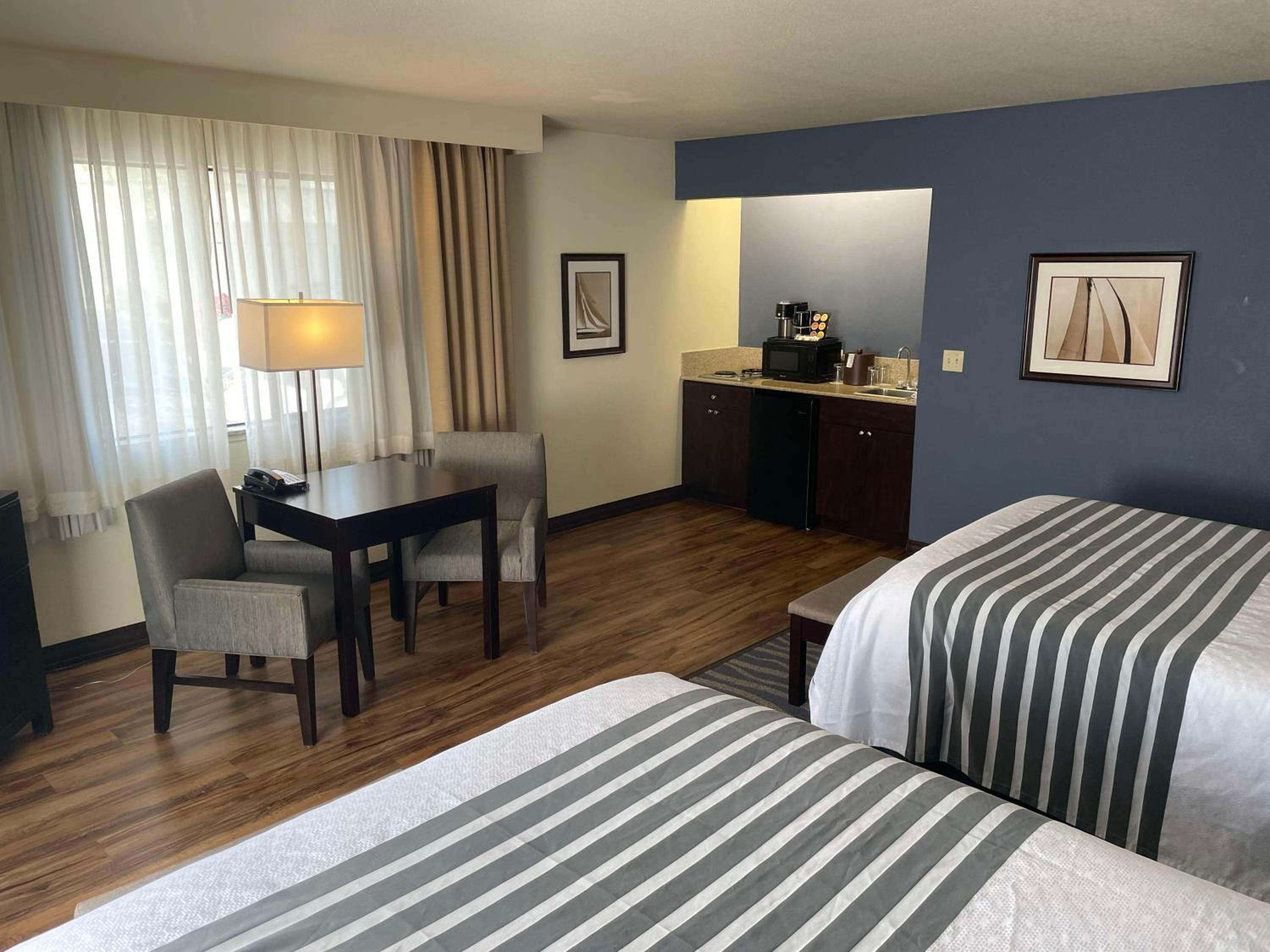 Queen Room with Two Queen Beds with Kitchenette - Photo 4
