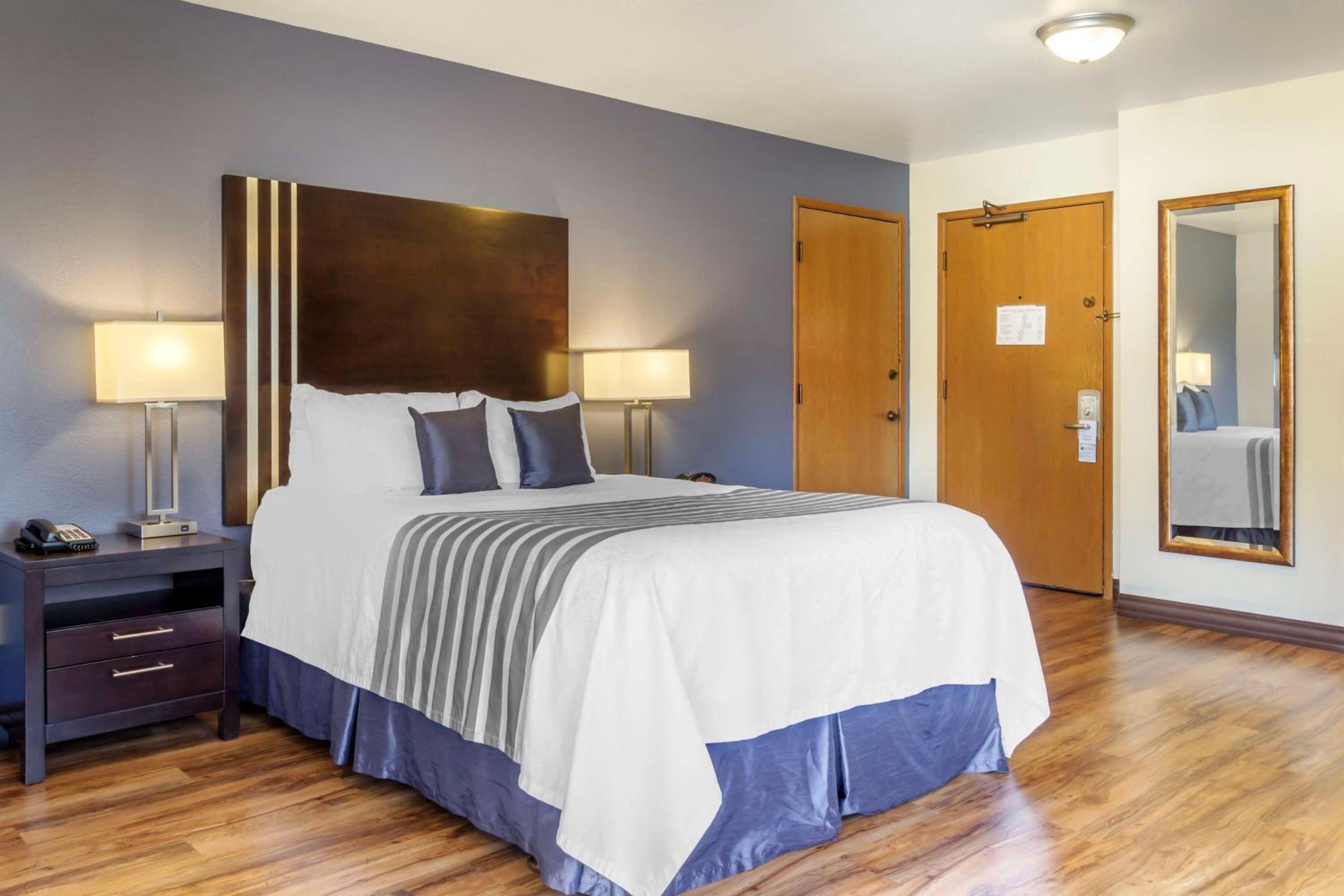 Deluxe Queen Room - Non-Smoking - Photo 2
