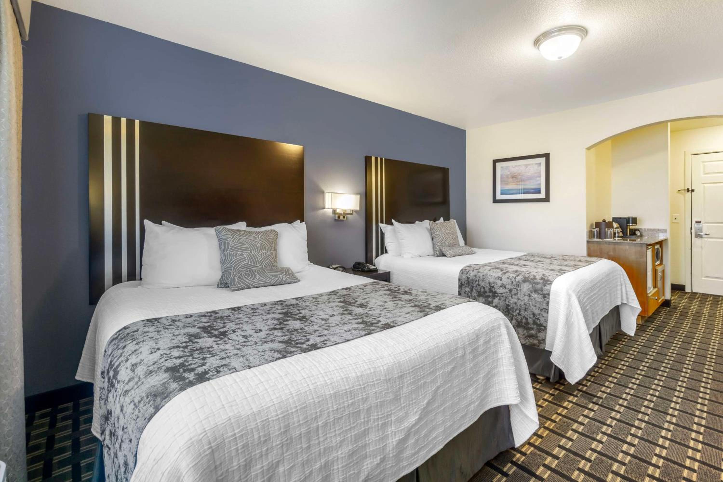 Queen Room with Two Queen Beds - Photo 3