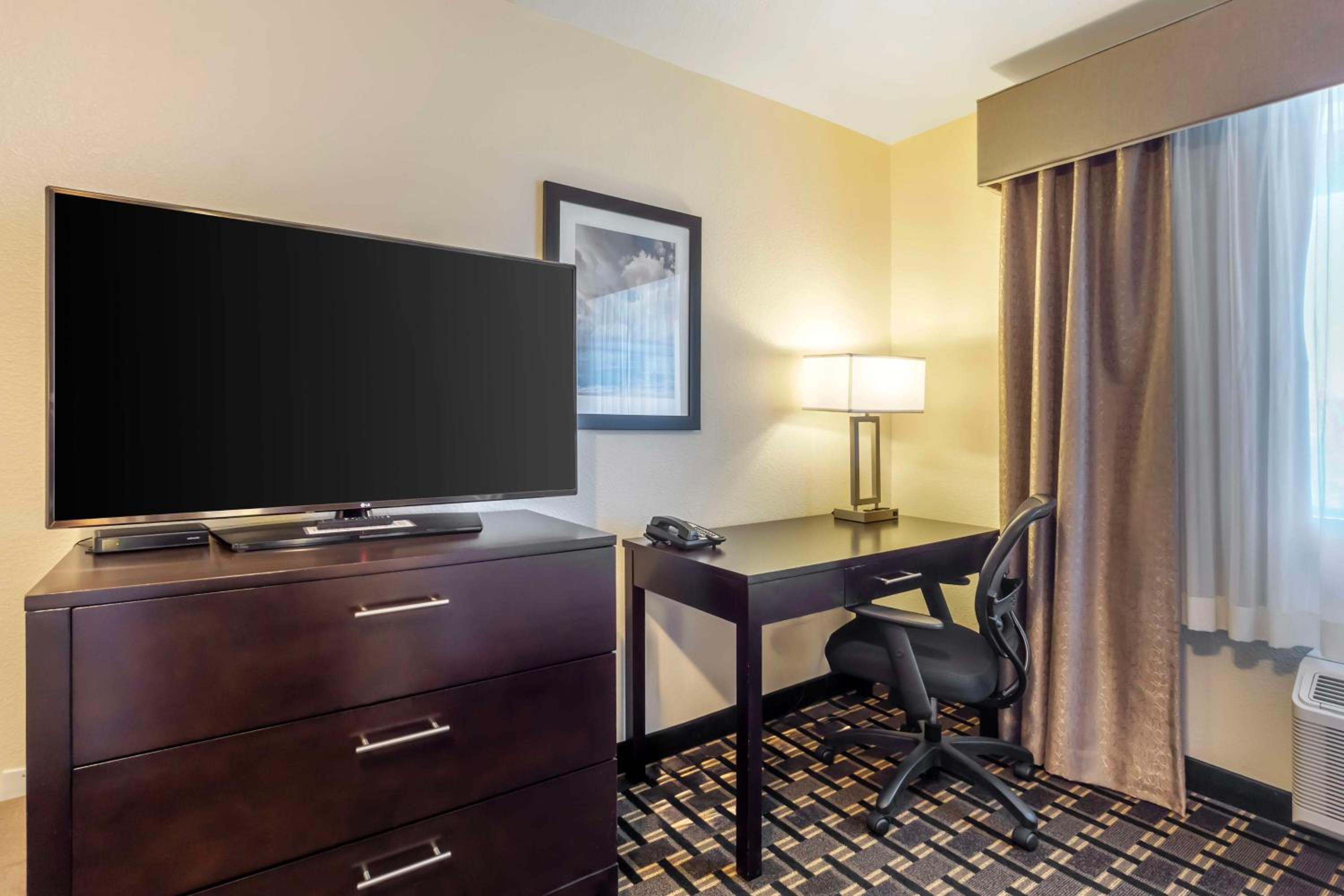 Queen Room with Two Queen Beds - Photo 4