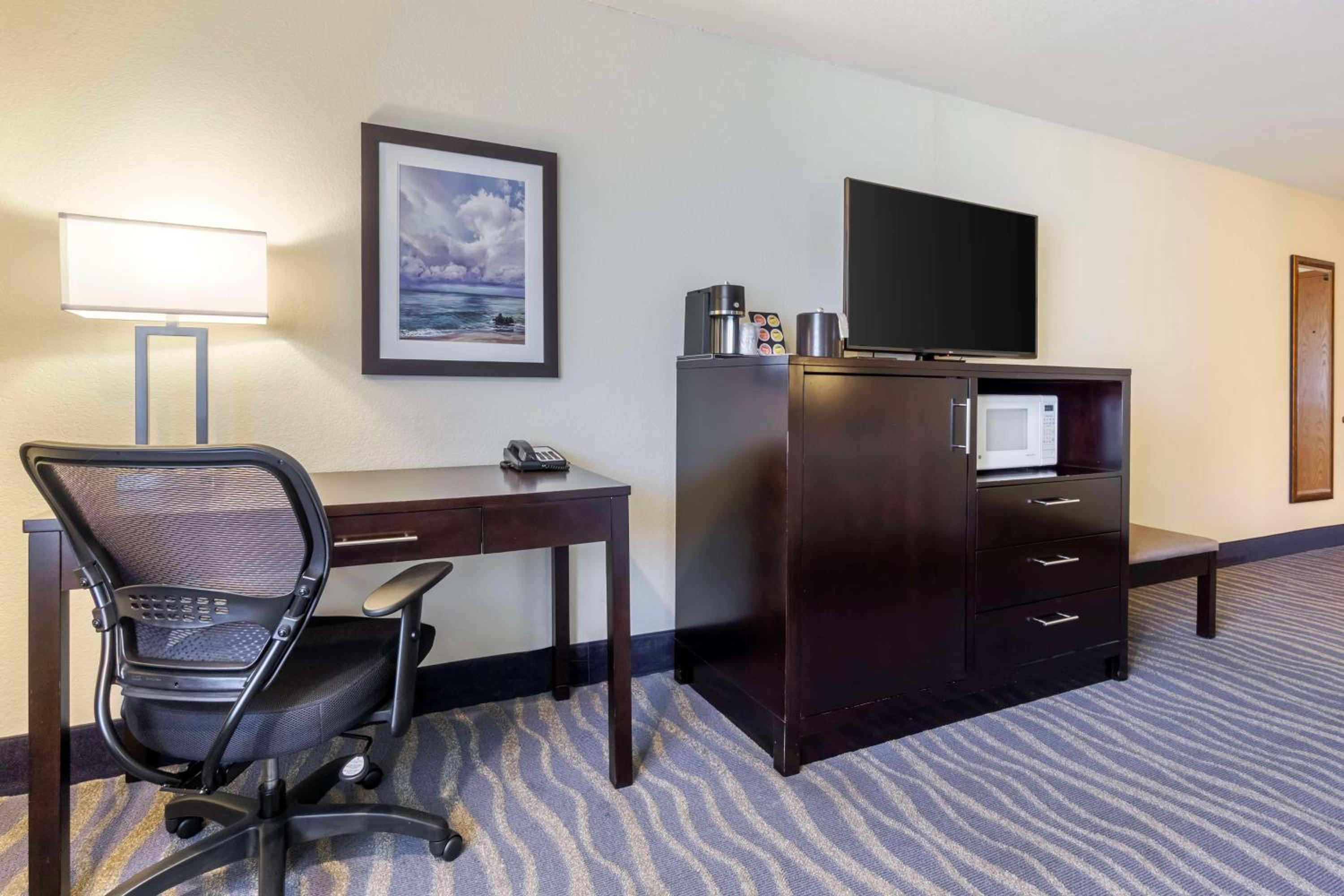 Queen Room with Two Queen Beds - Non-Smoking - Photo 4