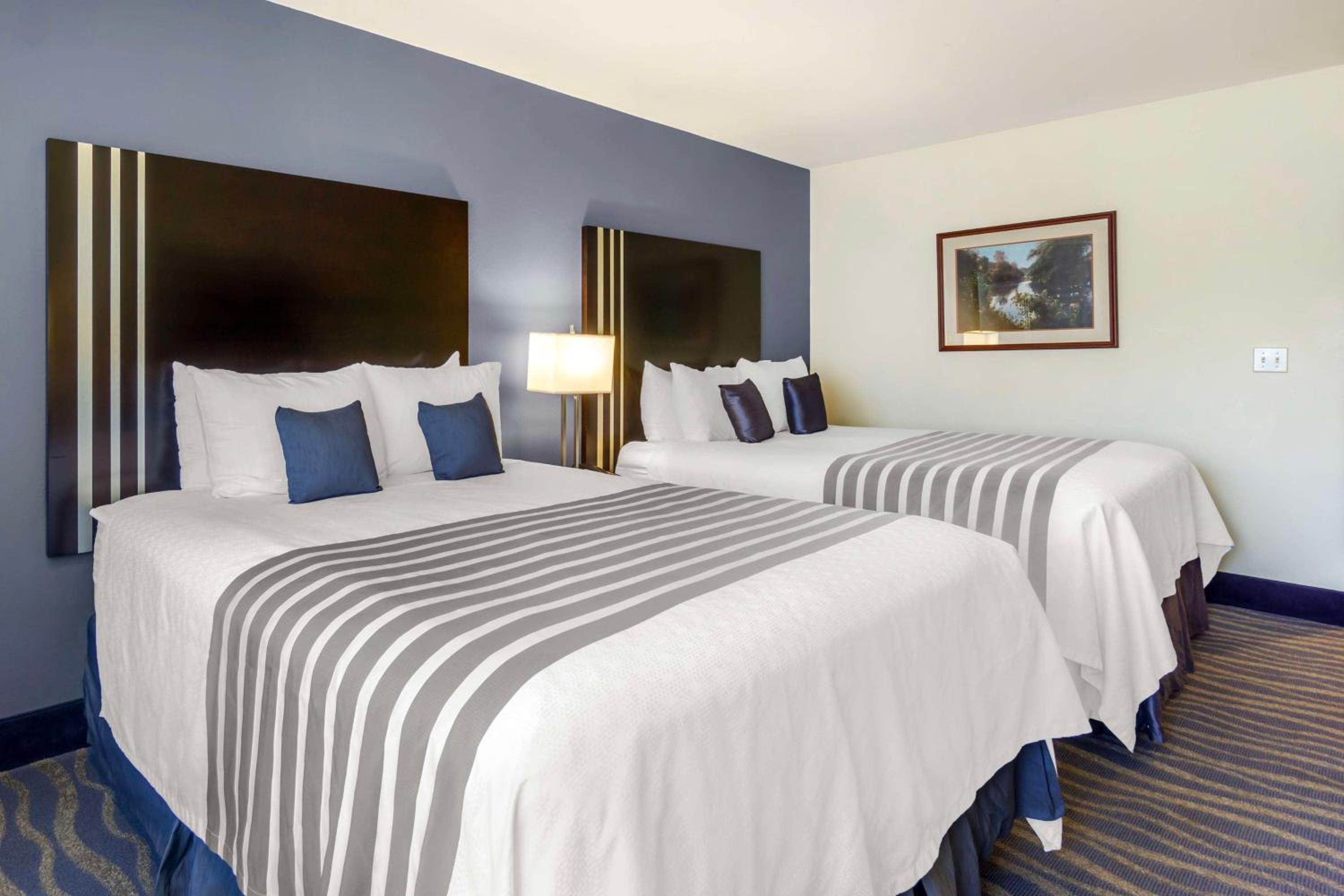 Queen Room with Two Queen Beds - Non-Smoking - Photo 3