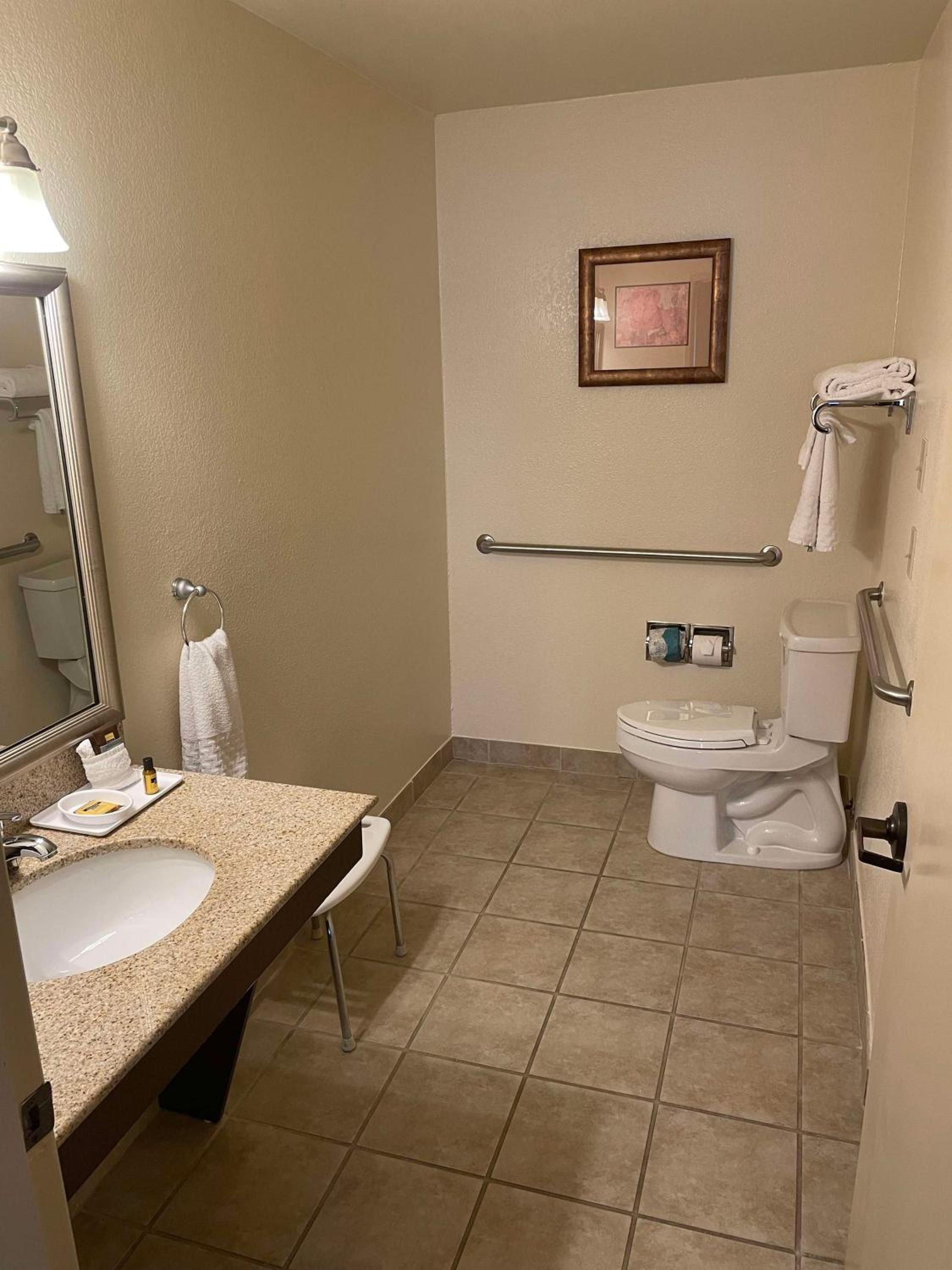 Queen Room with Two Queen Beds with Bath - Disability Access/Non-Smoking - Photo 6