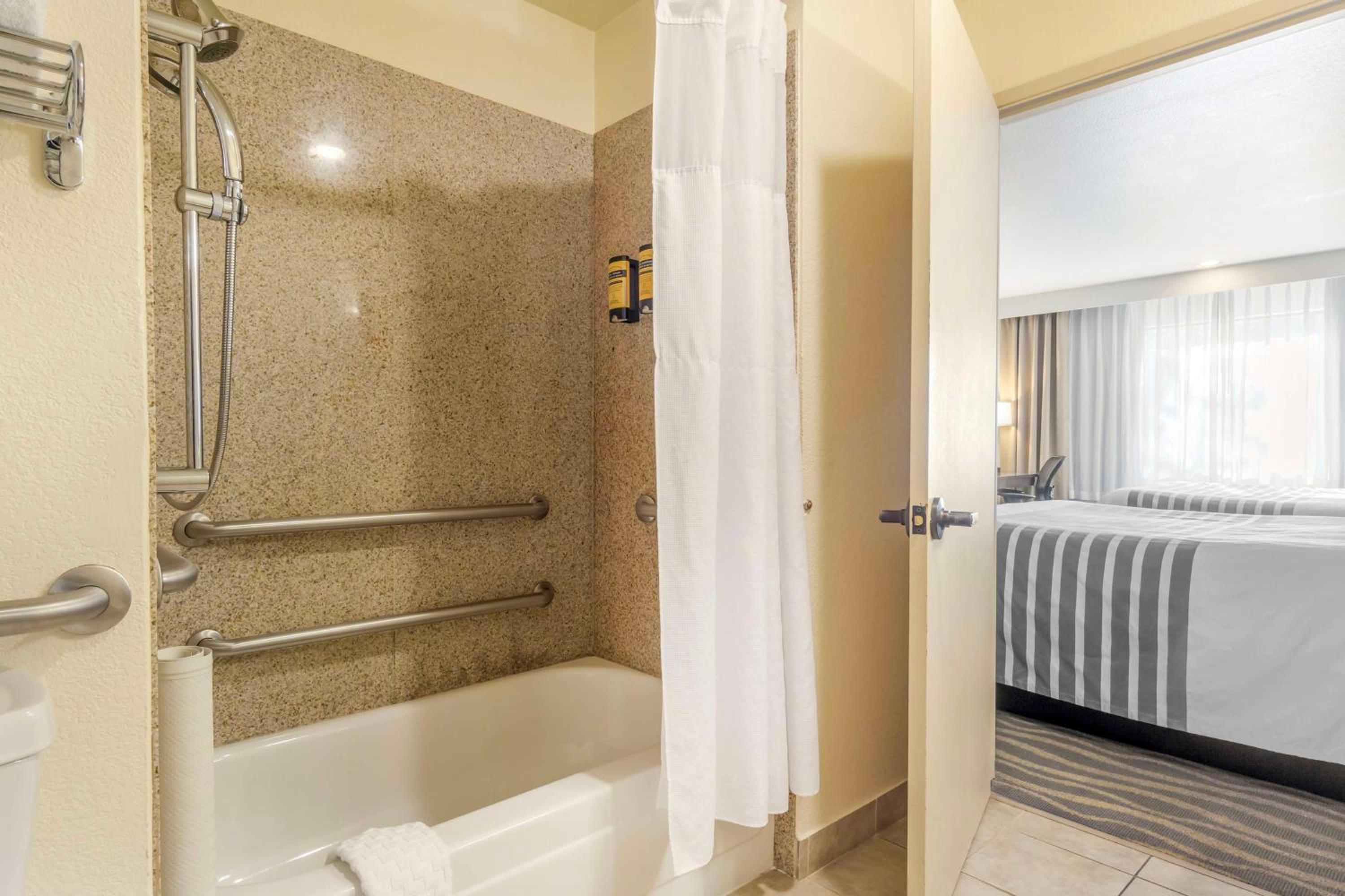 Queen Room with Two Queen Beds with Bath - Disability Access/Non-Smoking - Photo 7