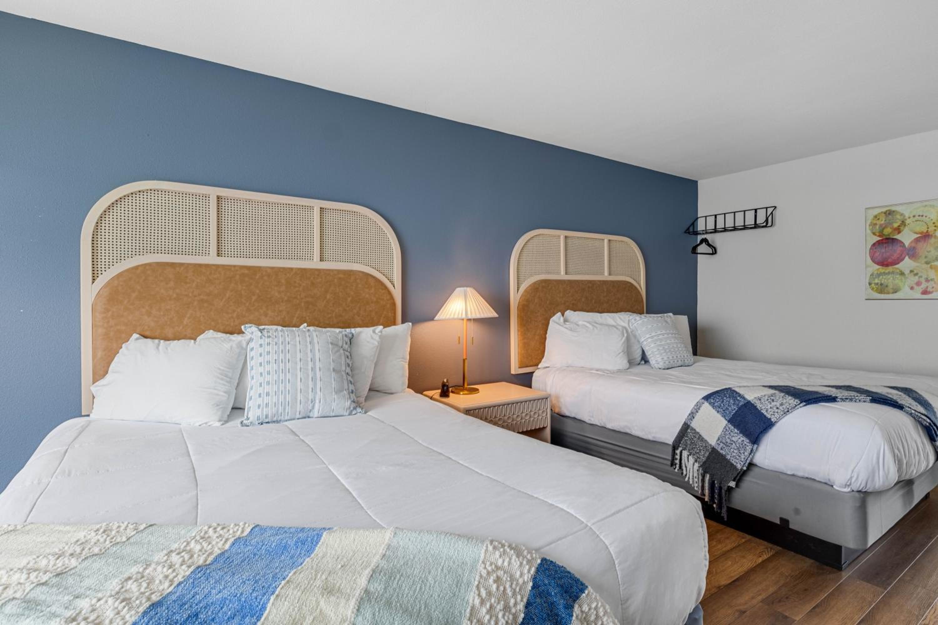 Queen Room with Two Queen Beds photo 2