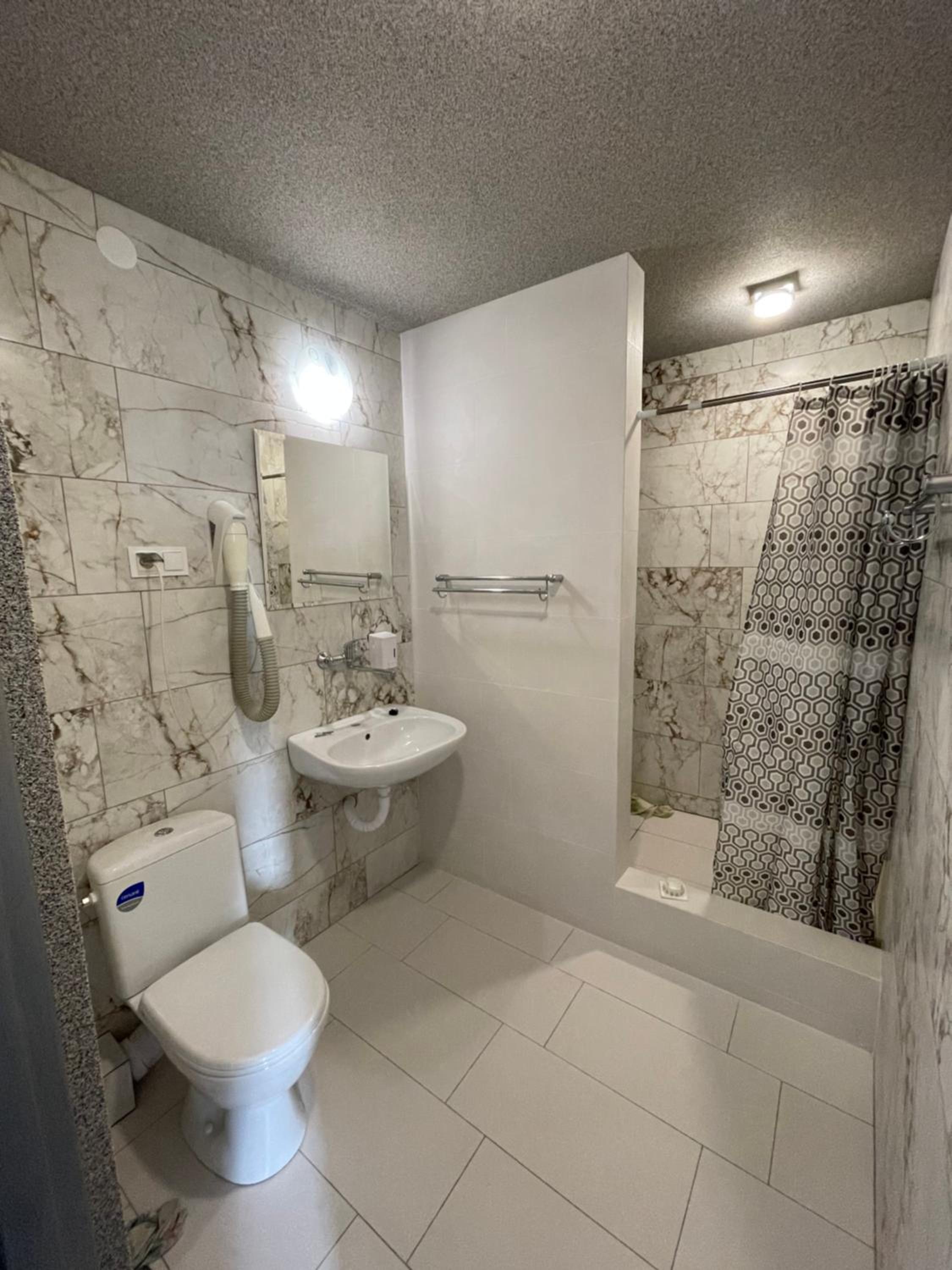 Quadruple Room with Bathroom - Photo 4