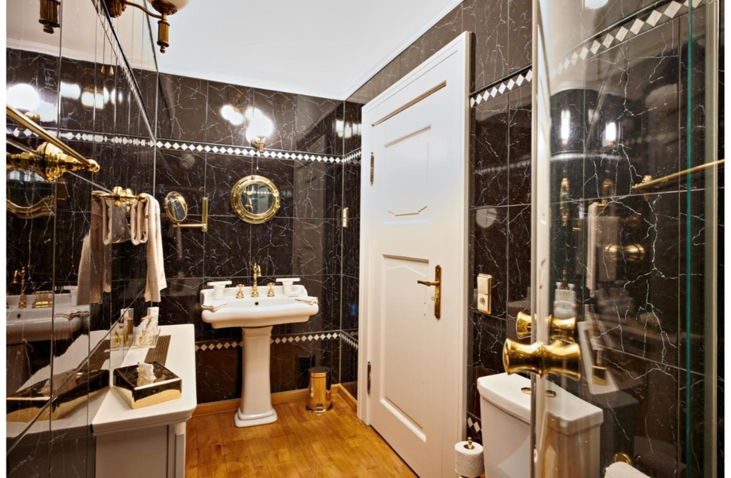 Suite with Balcony - Photo 5