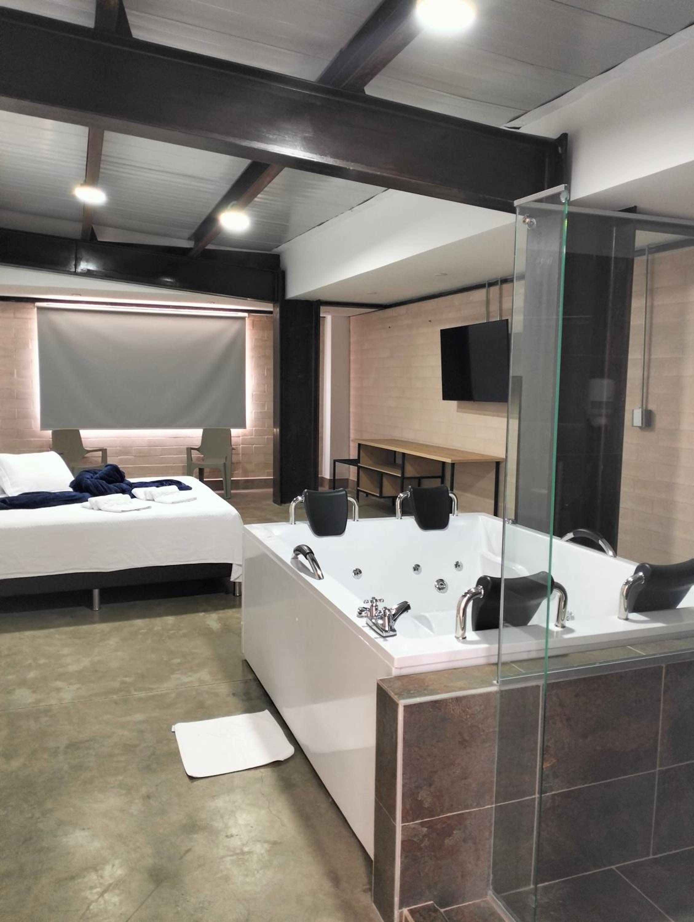 Double Room with Spa Bath photo 3