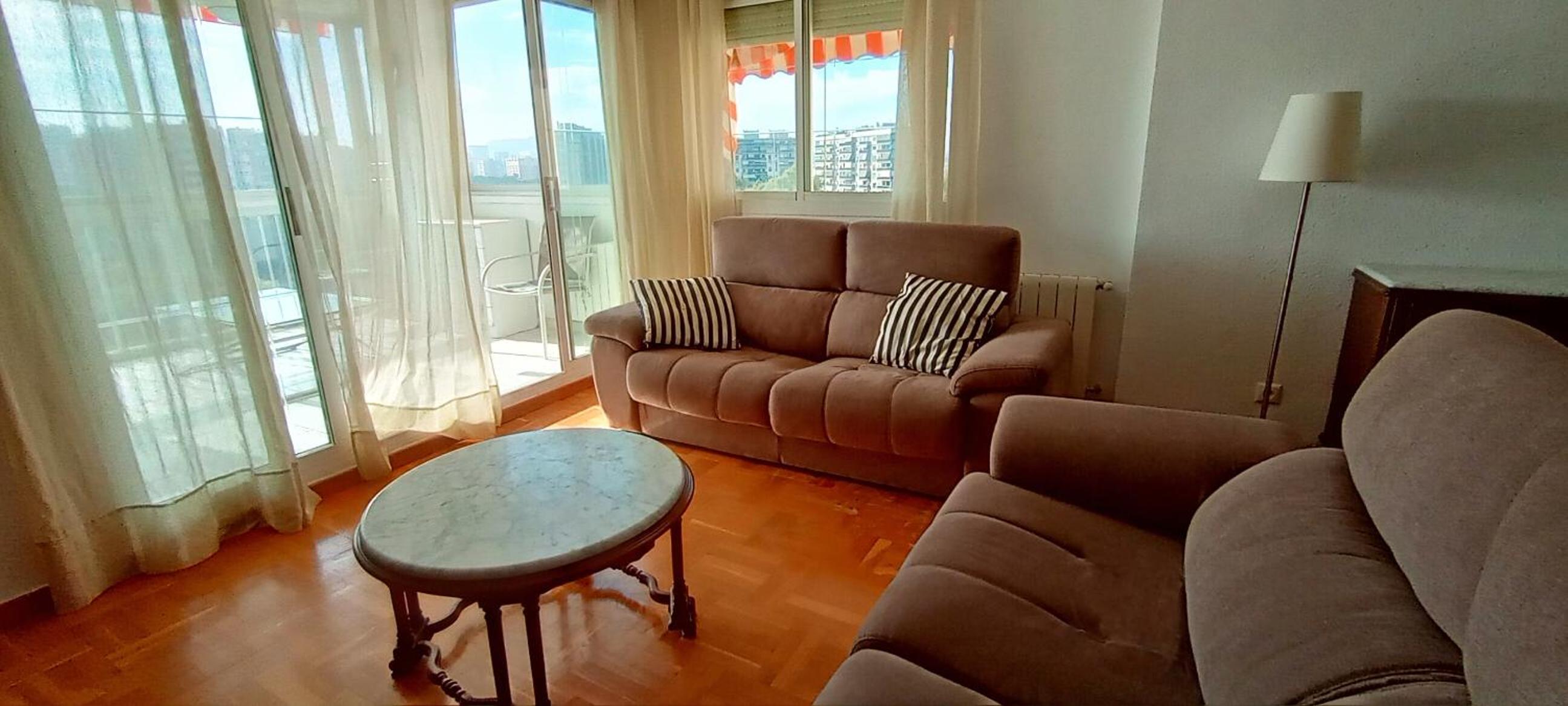 Apartamento de tres habitaciones con vista al parque