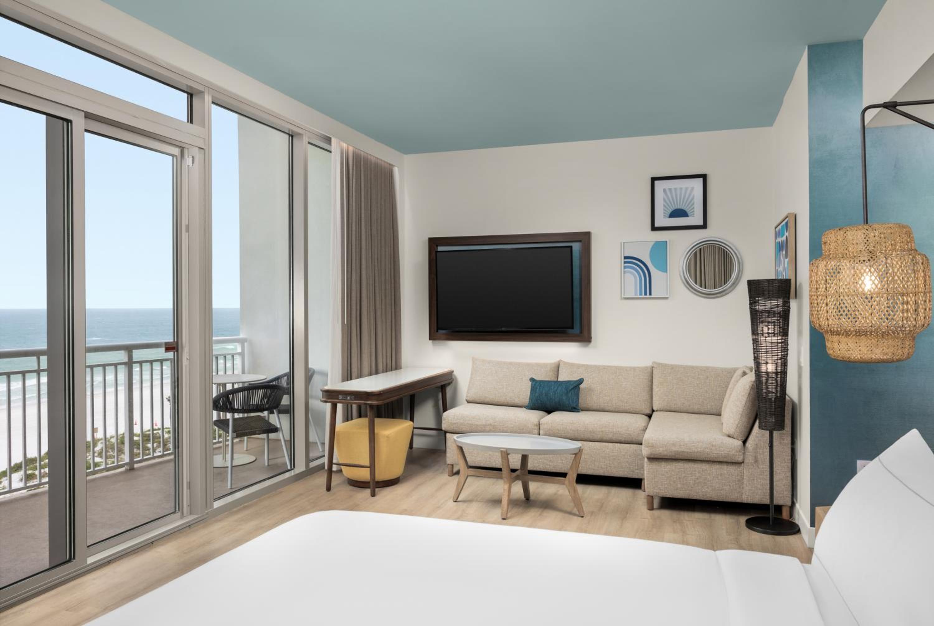 Superior King Room with Balcony and Oceanfront - Photo 2