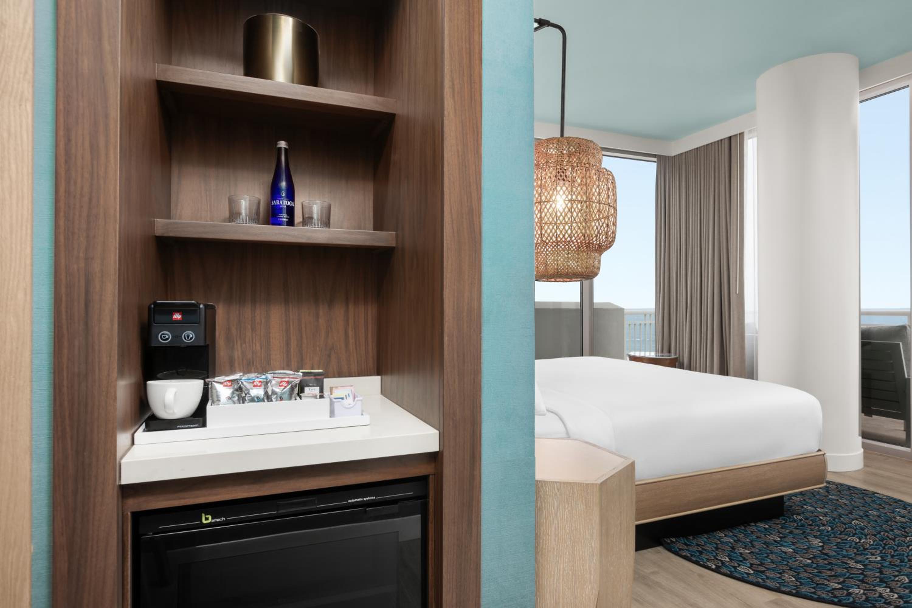 Superior King Room with Balcony and Oceanfront - Photo 3