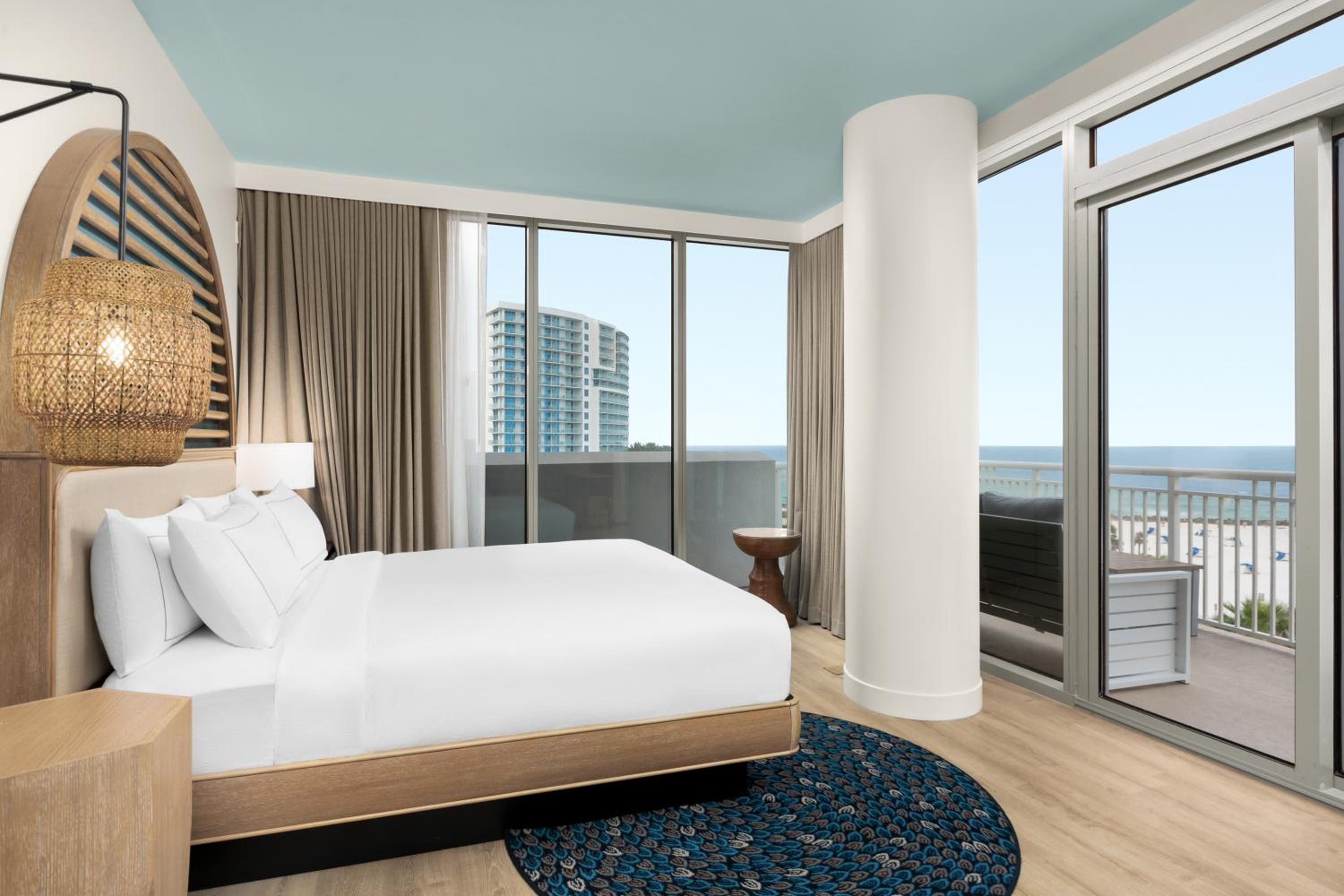 Superior King Room with Balcony and Oceanfront - Photo 1