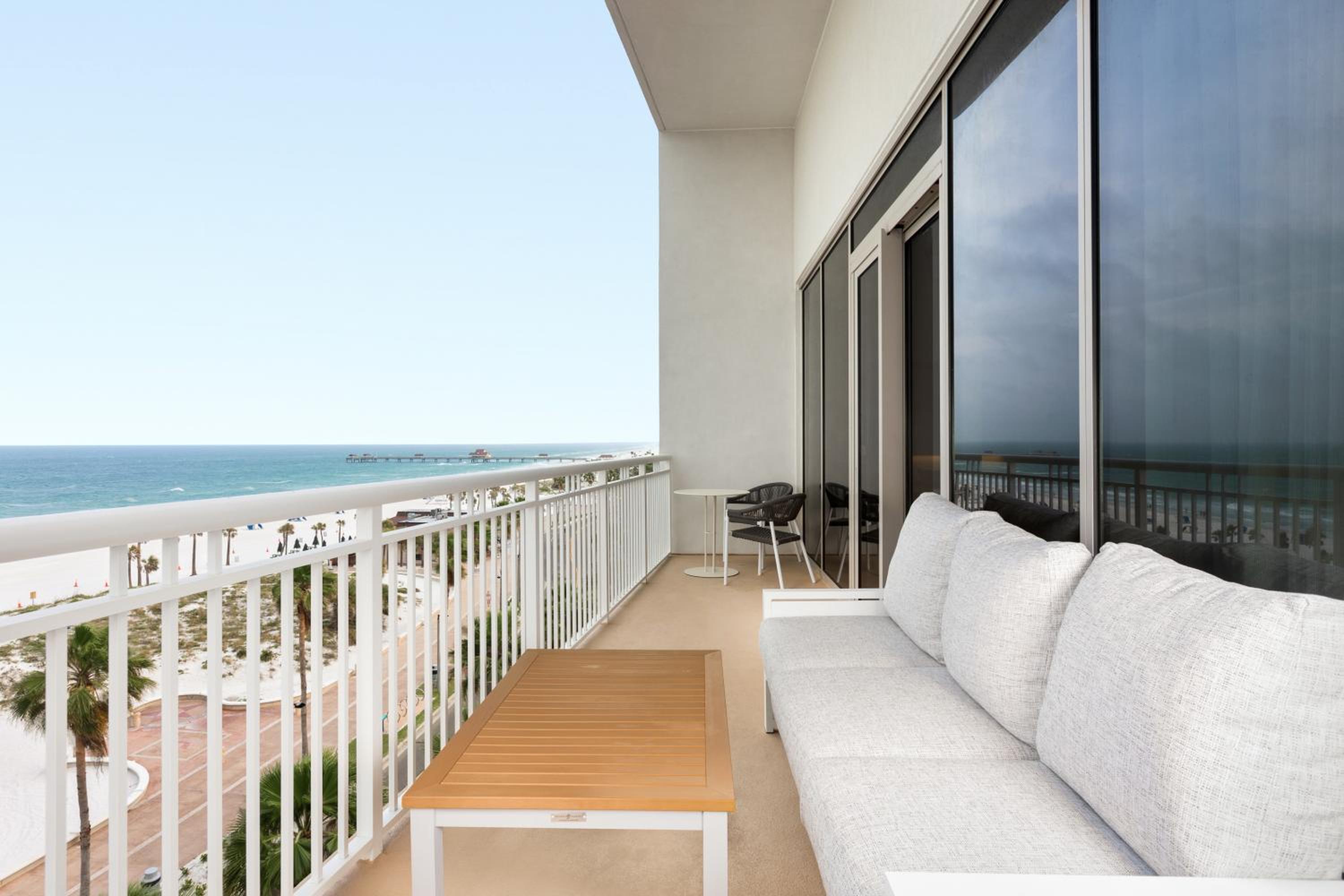 Superior King Room with Balcony and Oceanfront - Photo 5