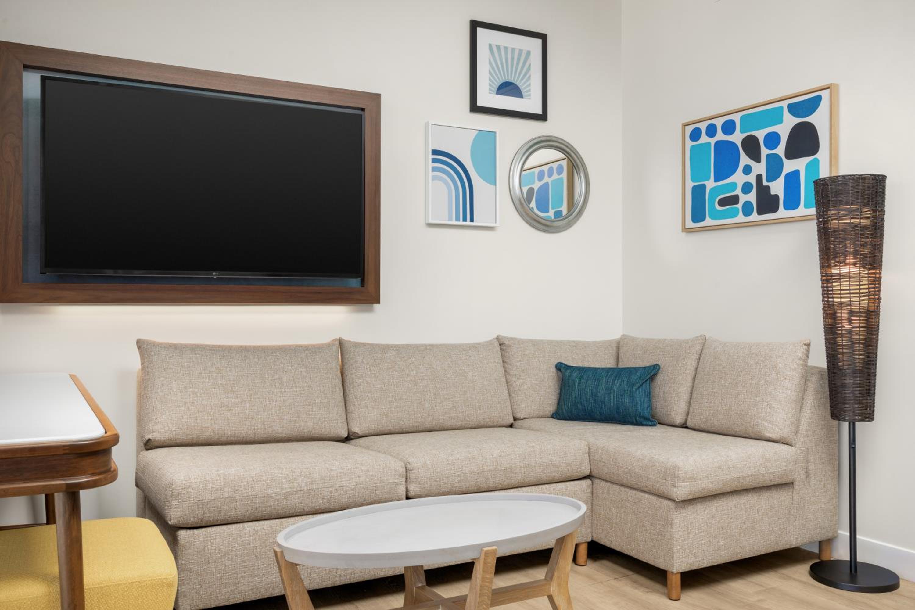 Superior King Room with Balcony and Oceanfront - Photo 4