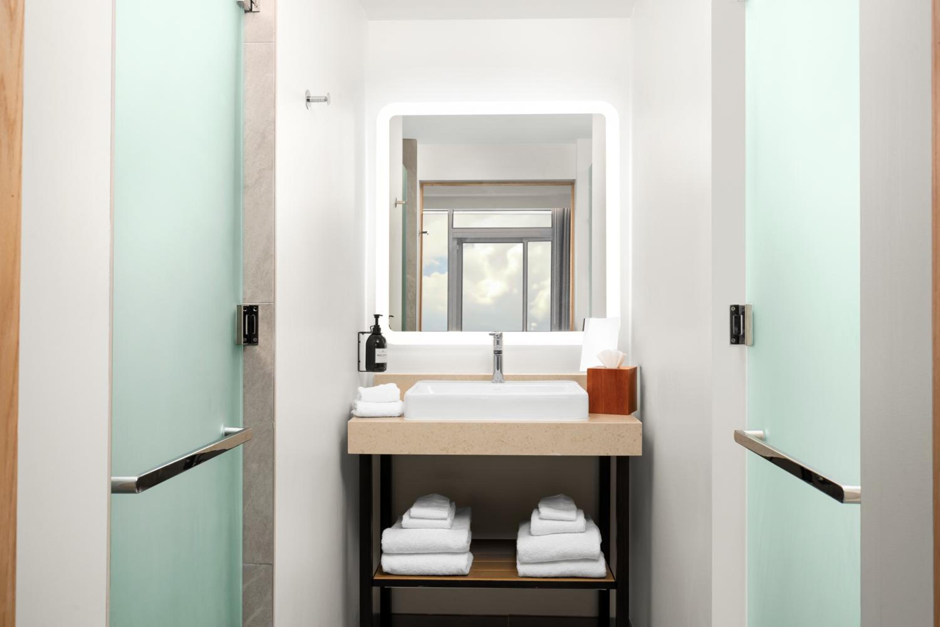 Corner King Room with Partial Ocean View - Photo 2