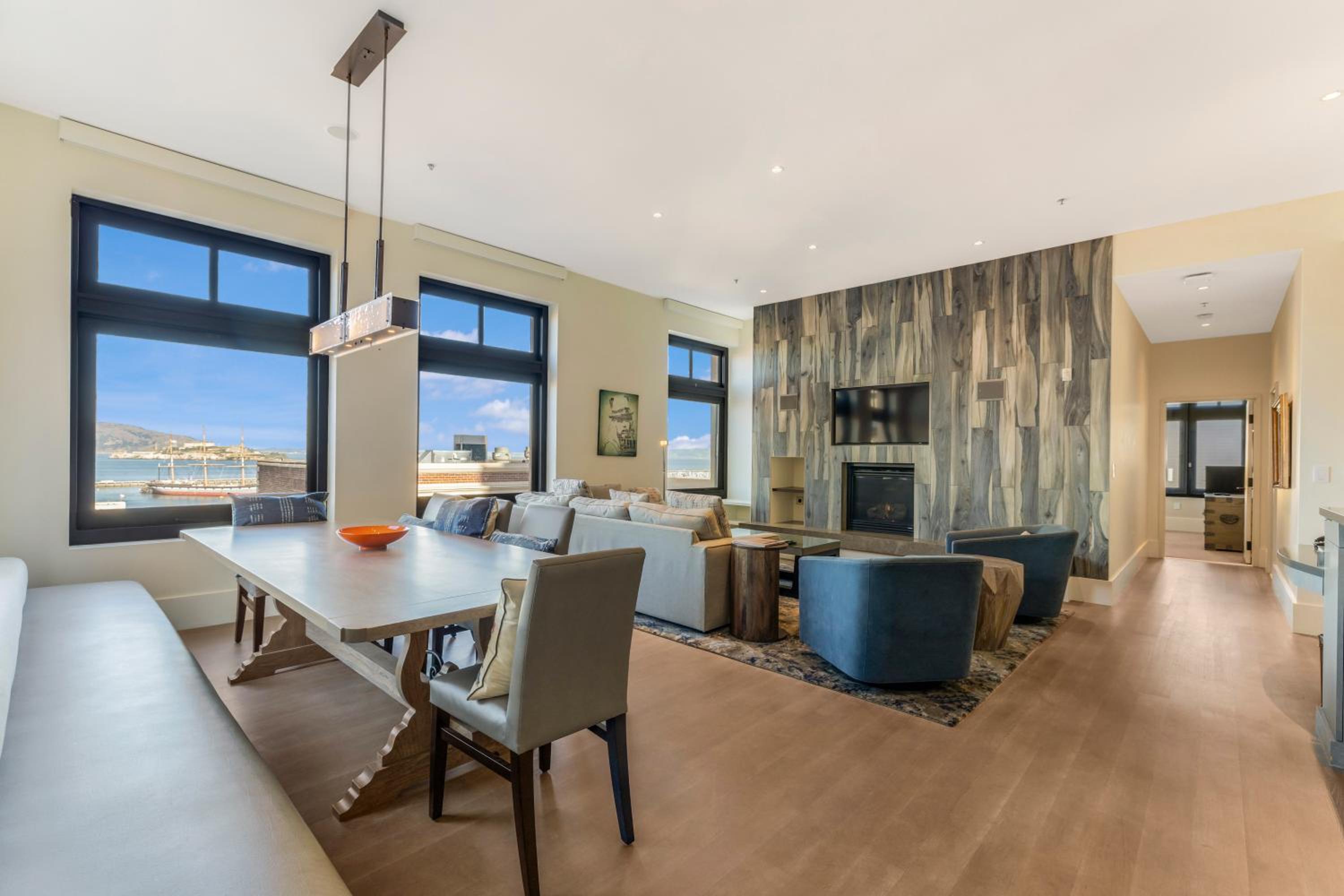 Signature Three Bedroom Bay View Residence with Three King Beds and Sofa bed