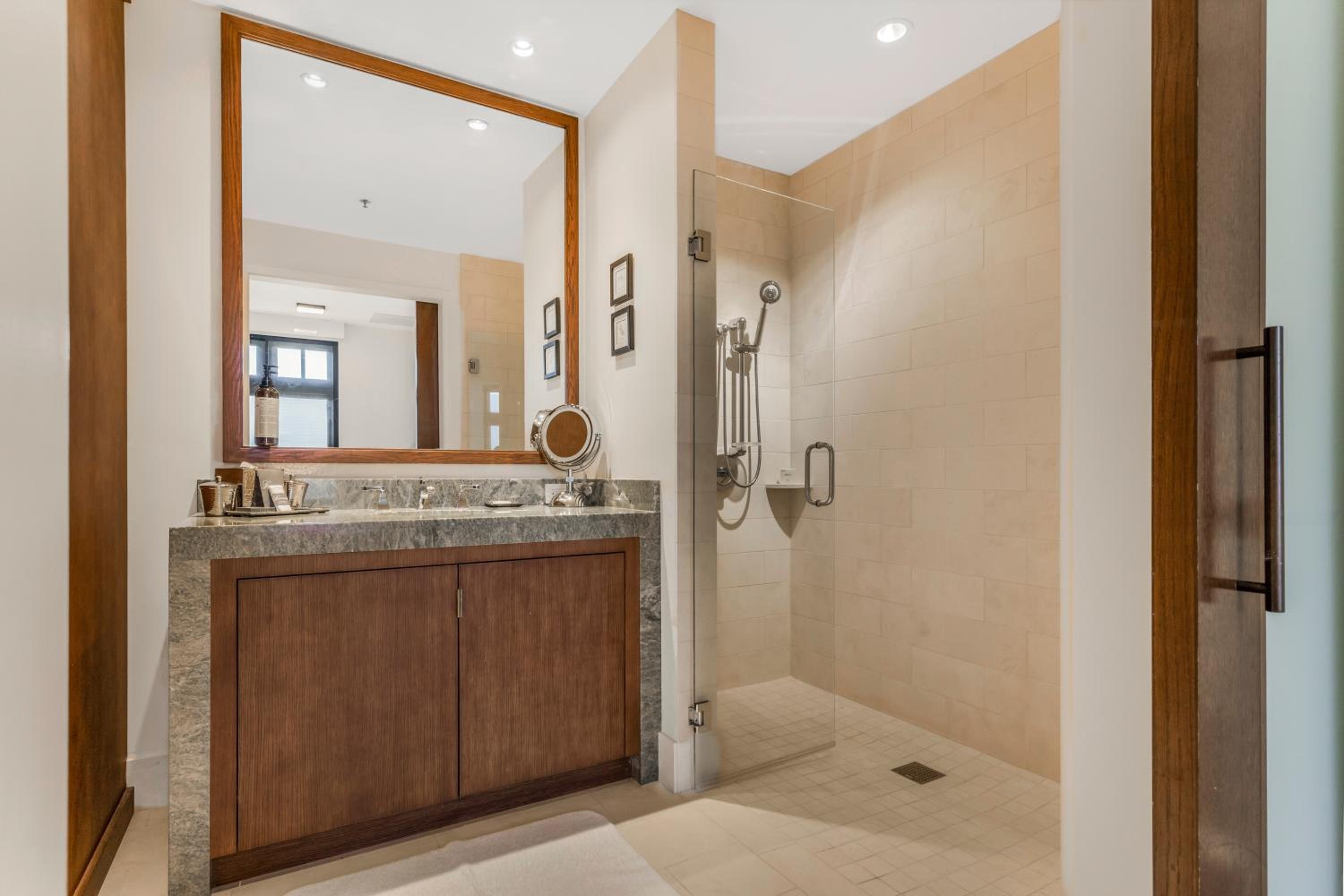Signature Three Bedroom Bay View Residence with Three King Beds and Sofa bed