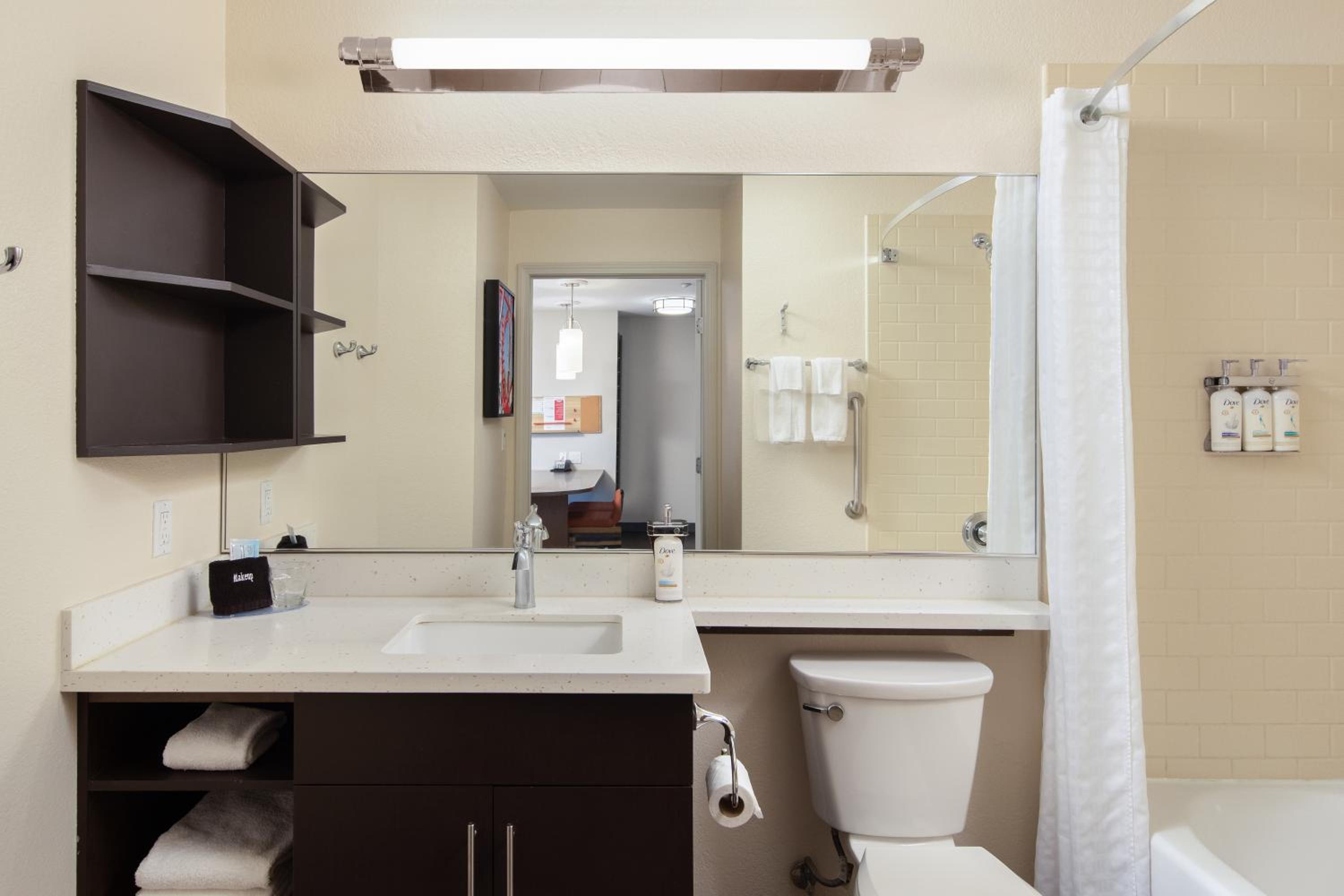 One-Bedroom Queen Suite - Photo 3