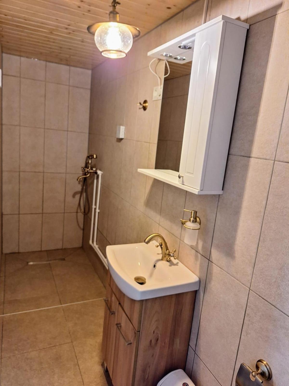 Double or Twin Room with Private Bathroom - Photo 8