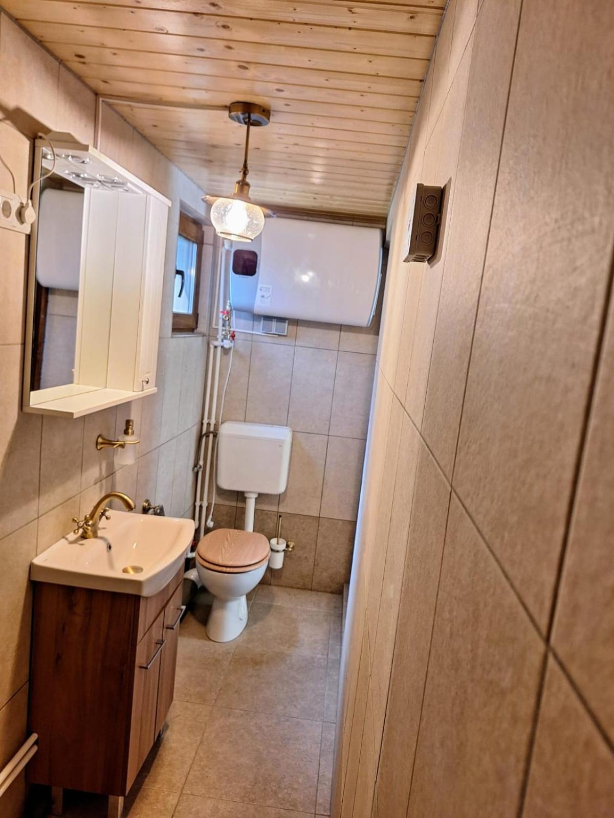 Double or Twin Room with Private Bathroom - Photo 9