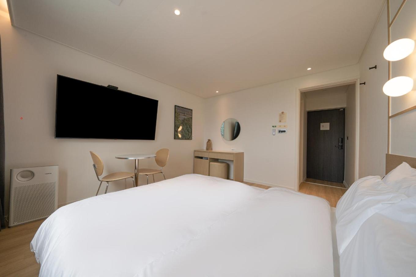 Standard Double Room - Photo 9