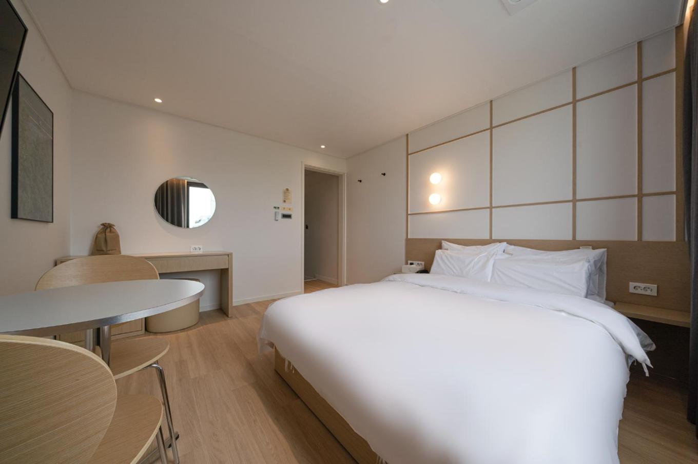 Standard Double Room - Photo 8