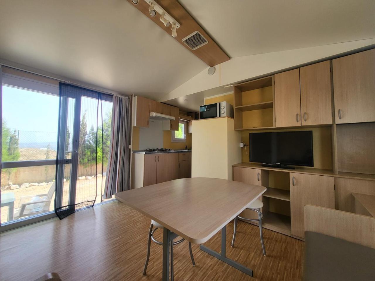 Mobile Home - Photo 10