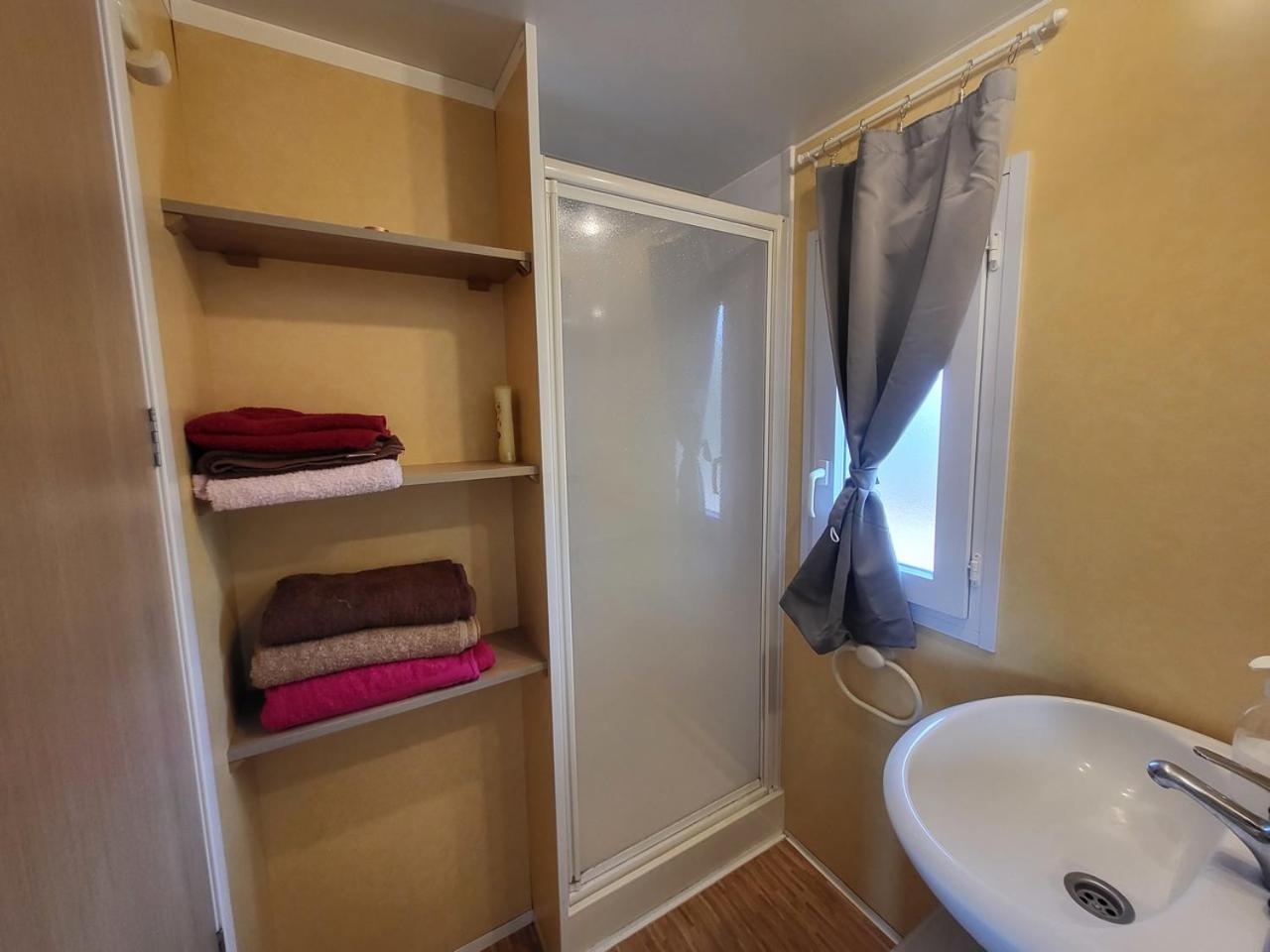 Mobile Home - Photo 11