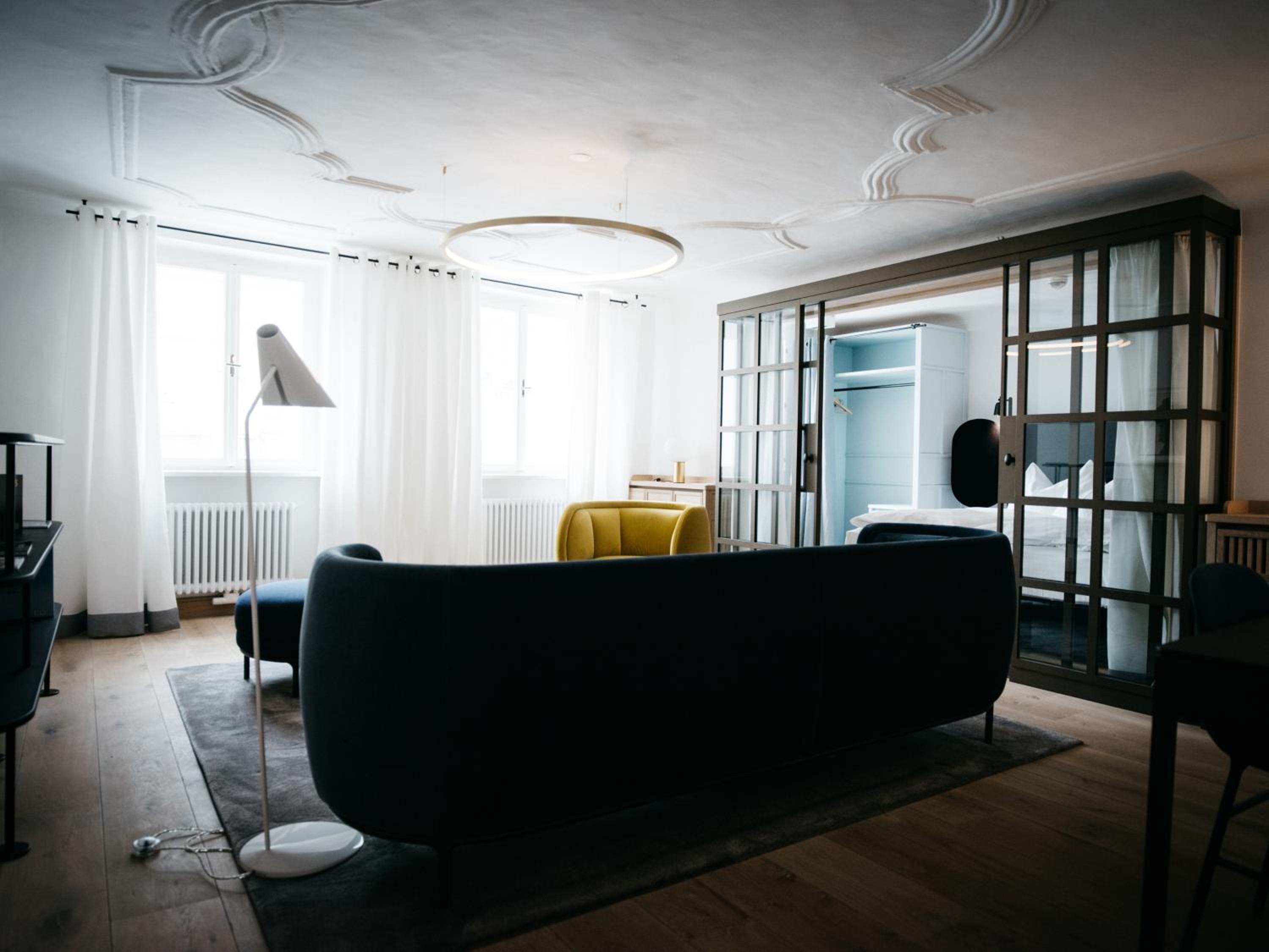 Suite - Photo 1