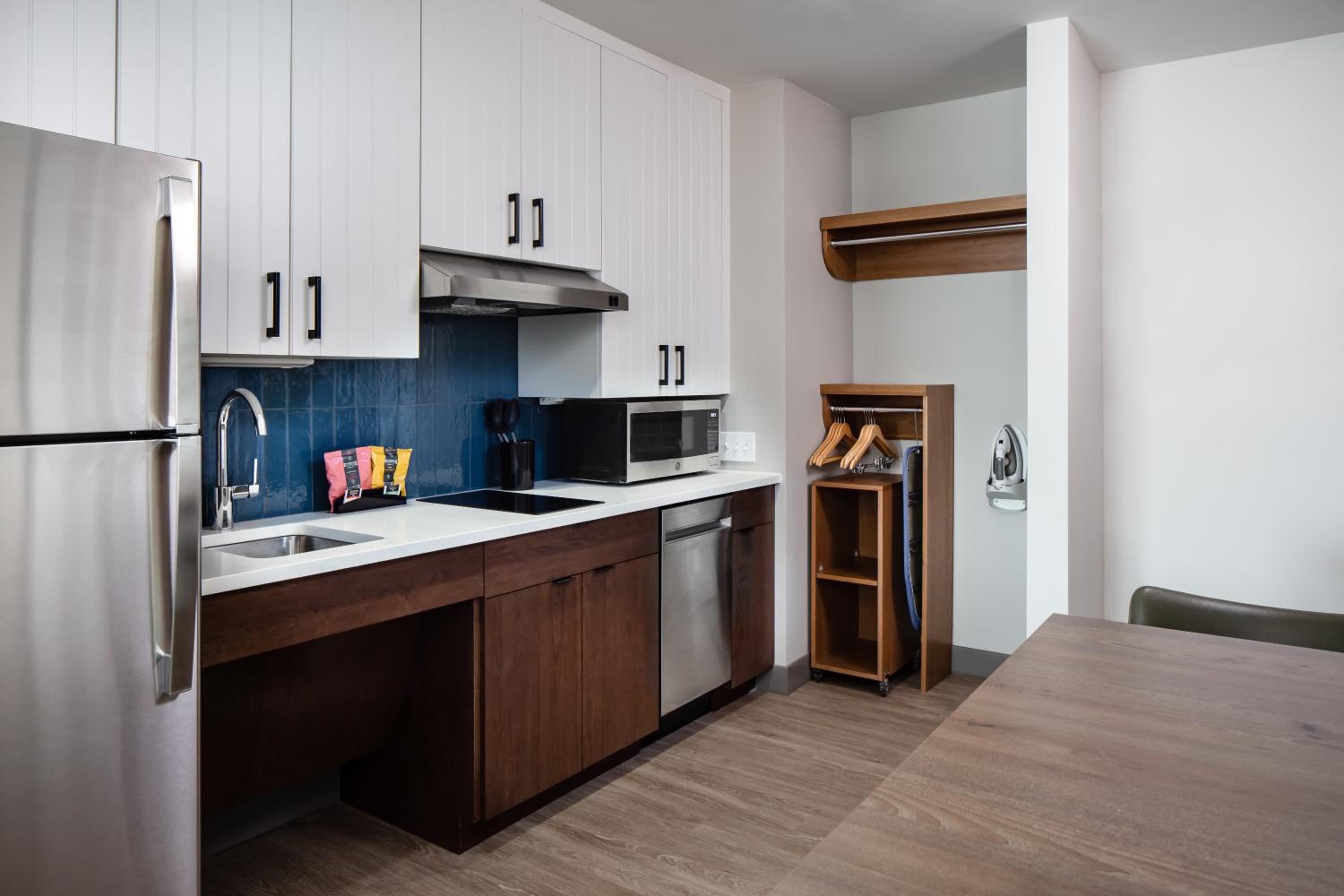 One-Bedroom King Suite - Photo 4