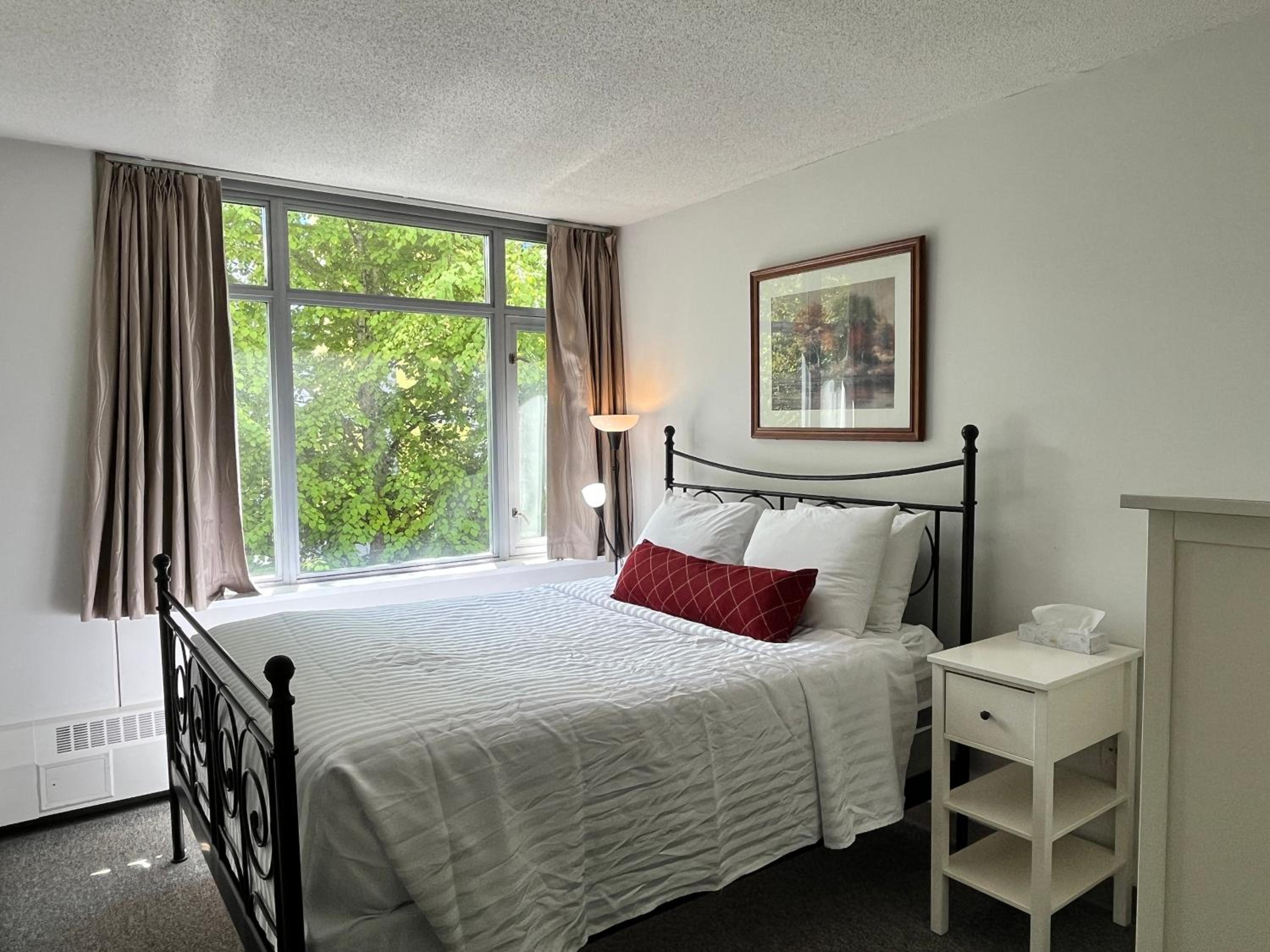 One Bedroom Apartment With Shower Tub