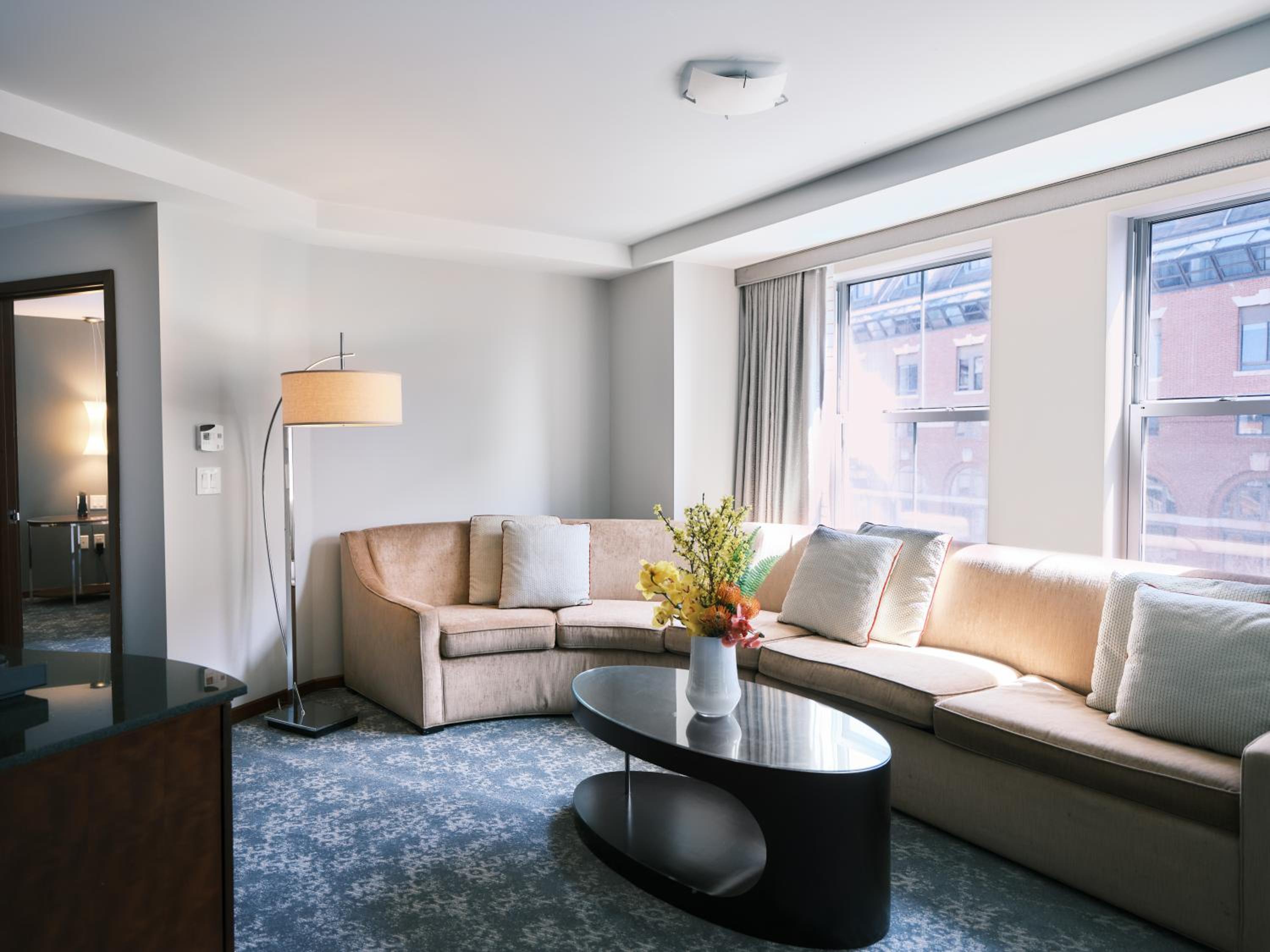 Executive One-Bedroom King Suite thumbnail 5