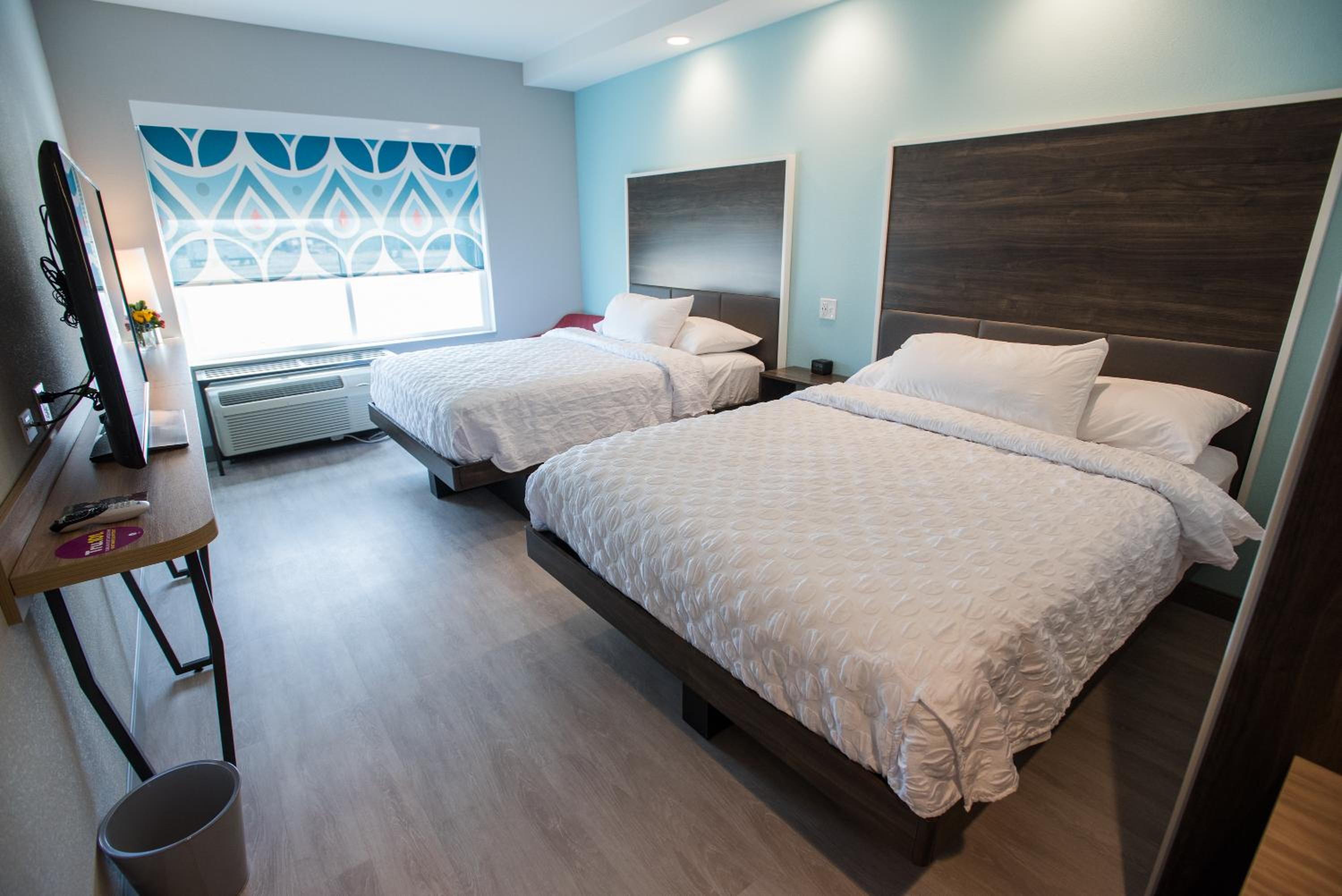 Queen Room with Two Queen Beds - Hearing Access photo 3