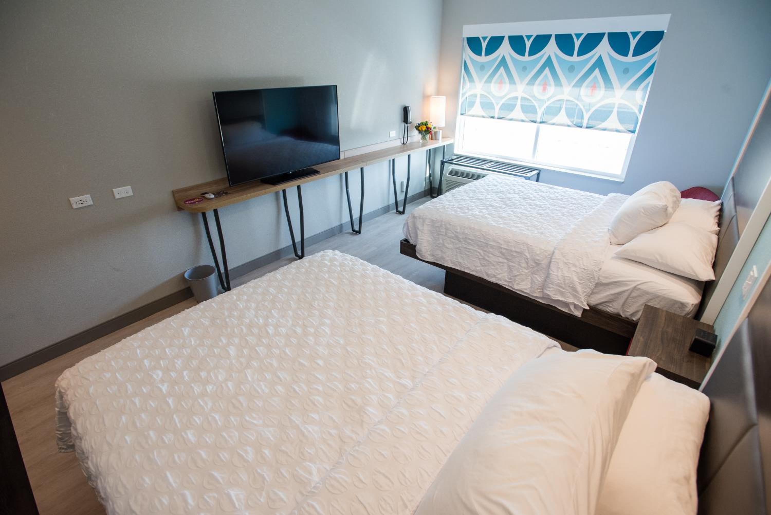 Queen Room with Two Queen Beds - Hearing Access photo 2