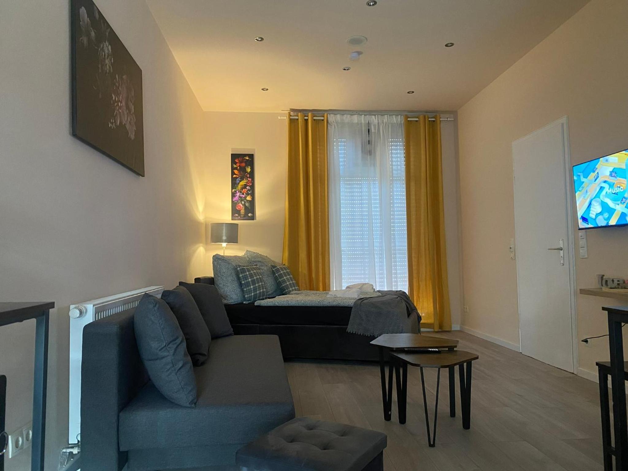 One-Bedroom Apartment photo 1