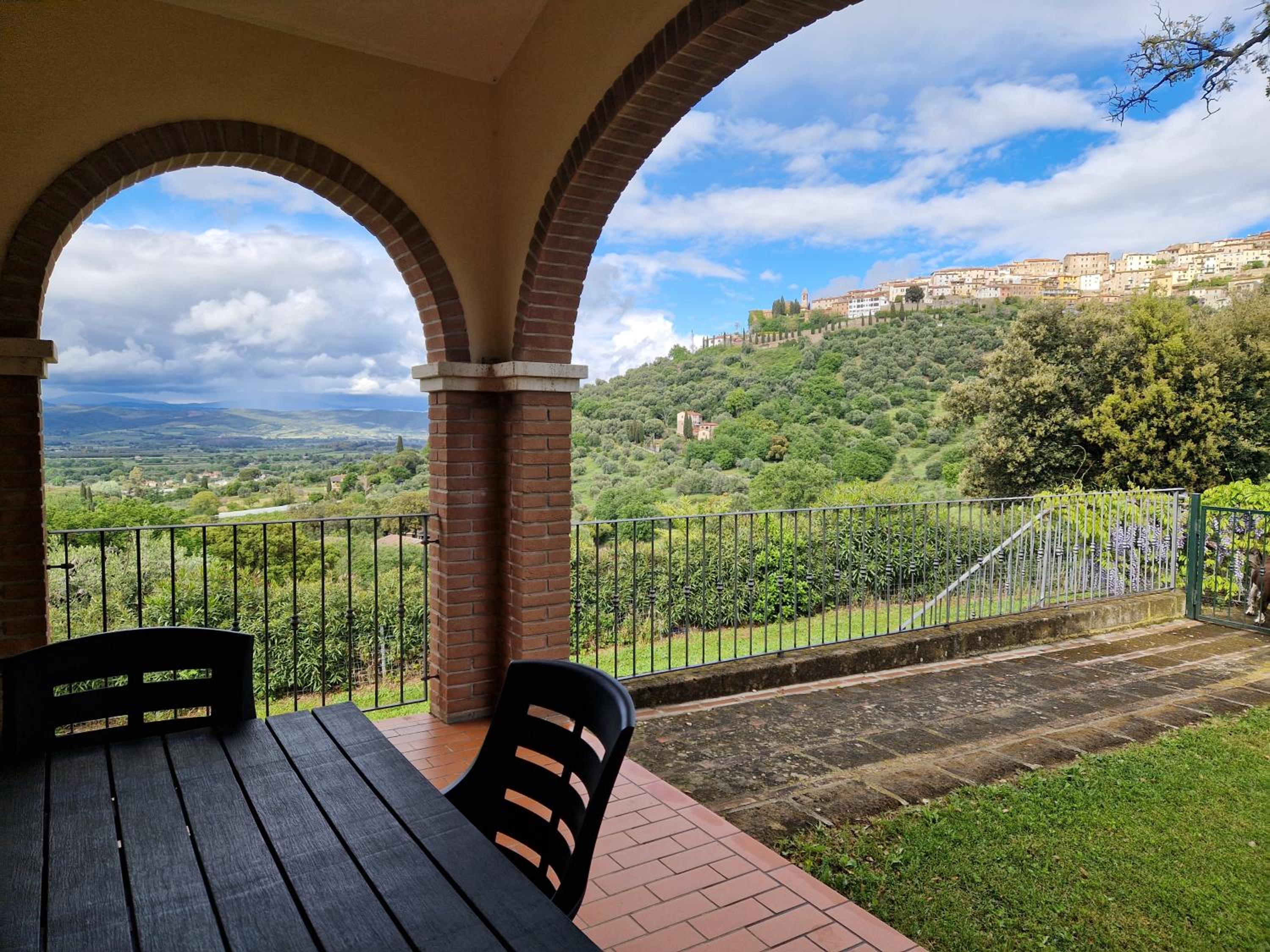 One-Bedroom Apartment with View photo 2
