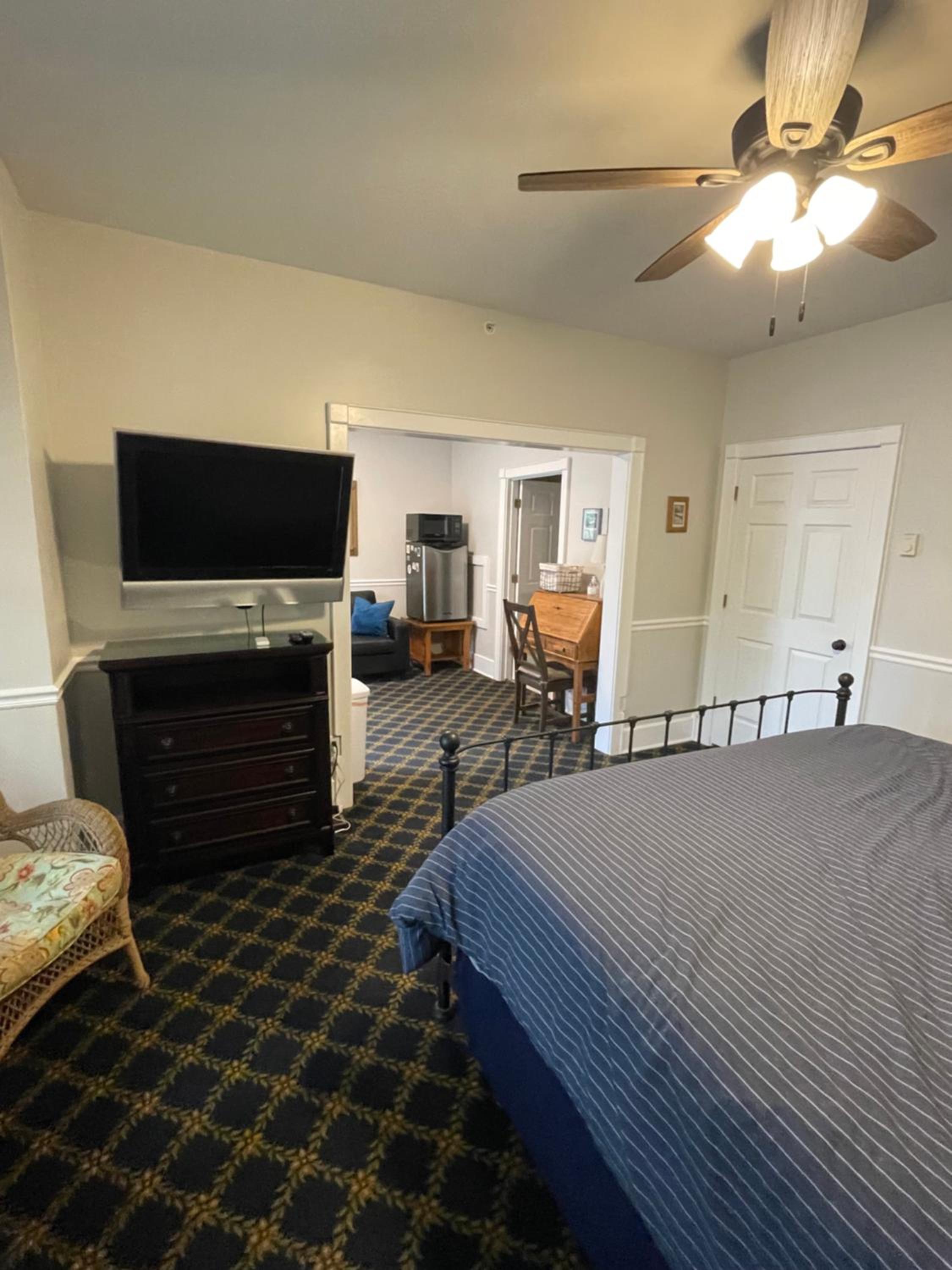 Deluxe King Suite - Photo 14