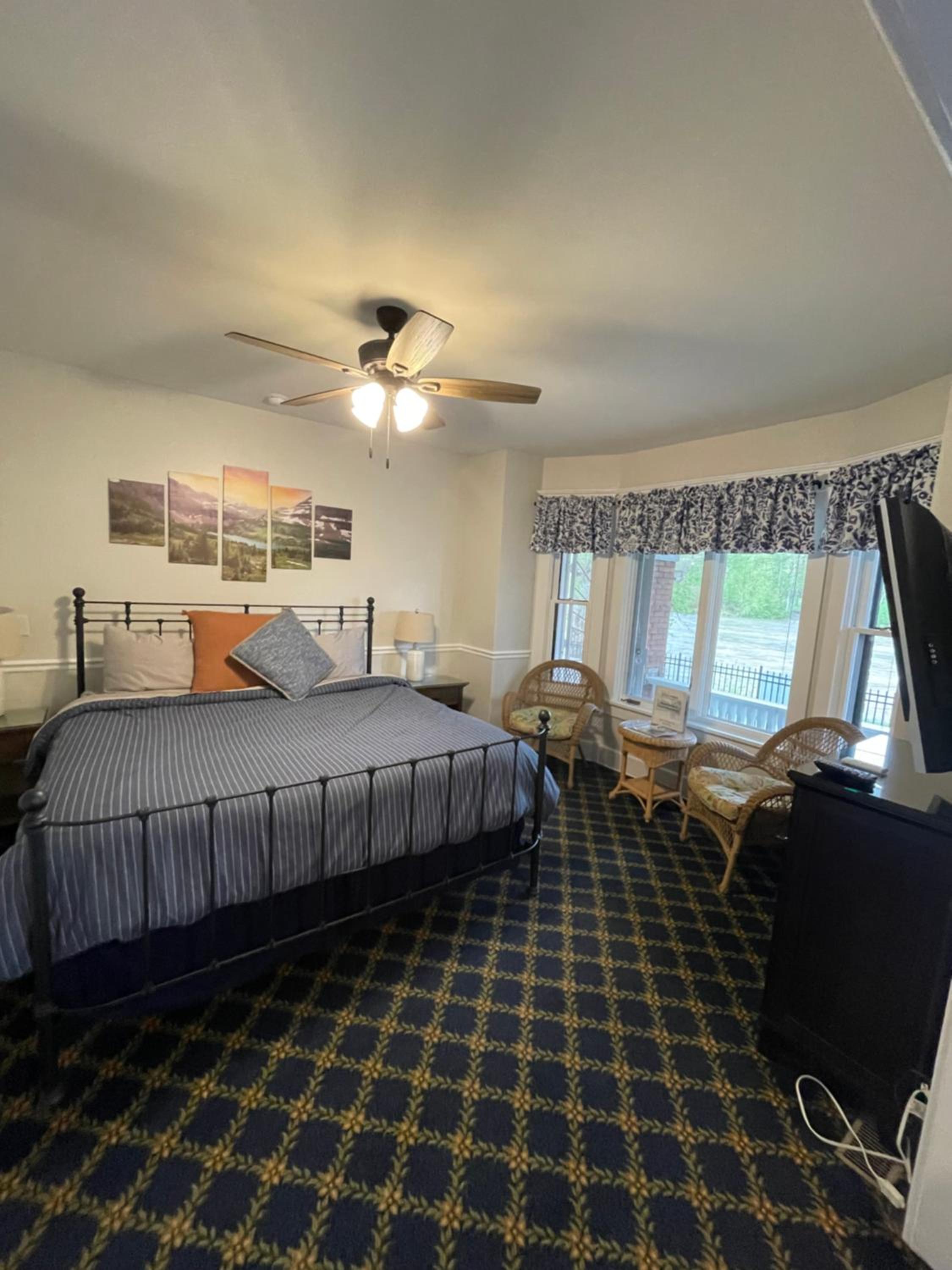 Deluxe King Suite - Photo 16