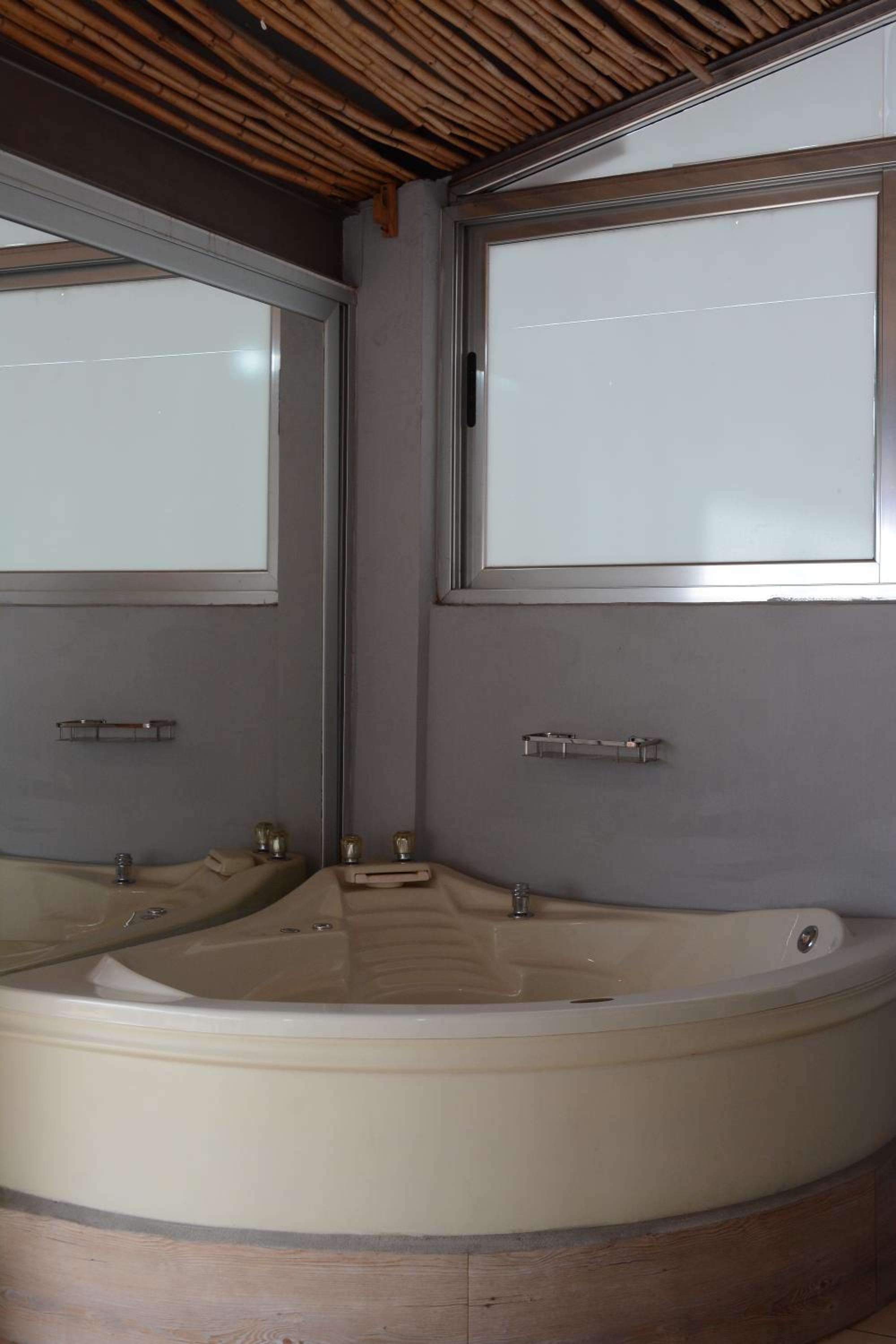 Queen Room with Spa Bath photo 2