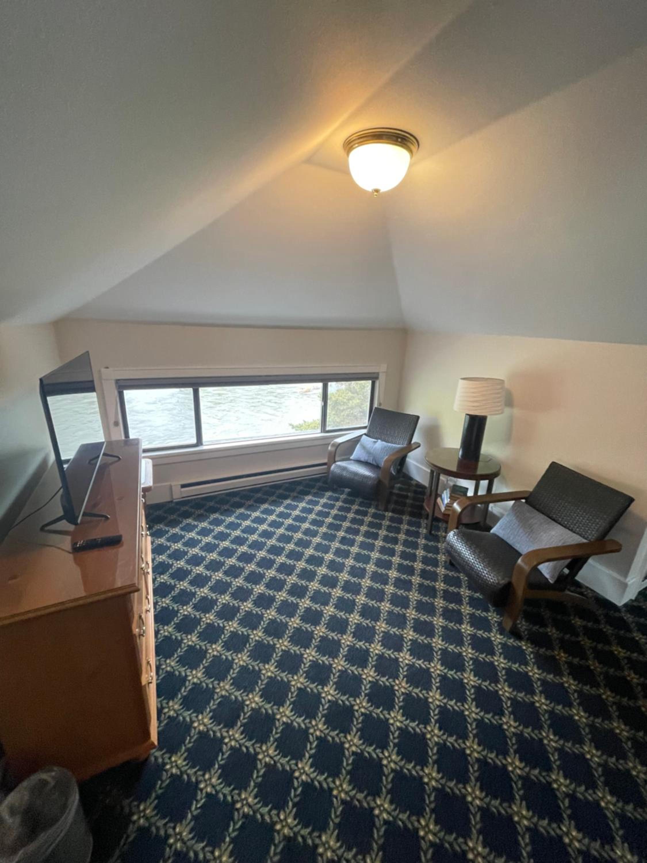 Apartment with Balcony - Photo 8