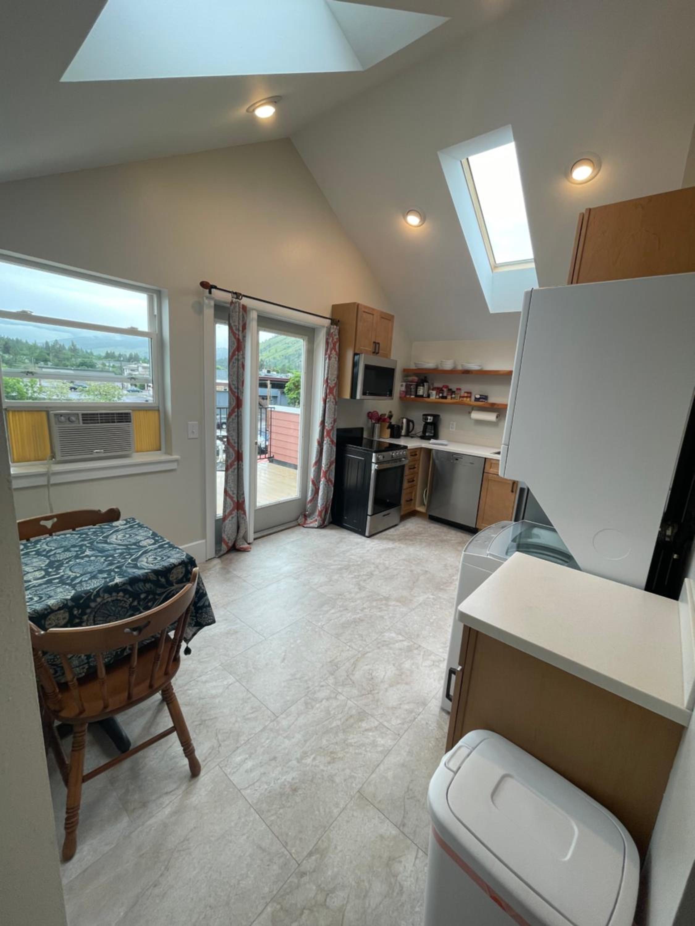 Apartment with Balcony - Photo 4