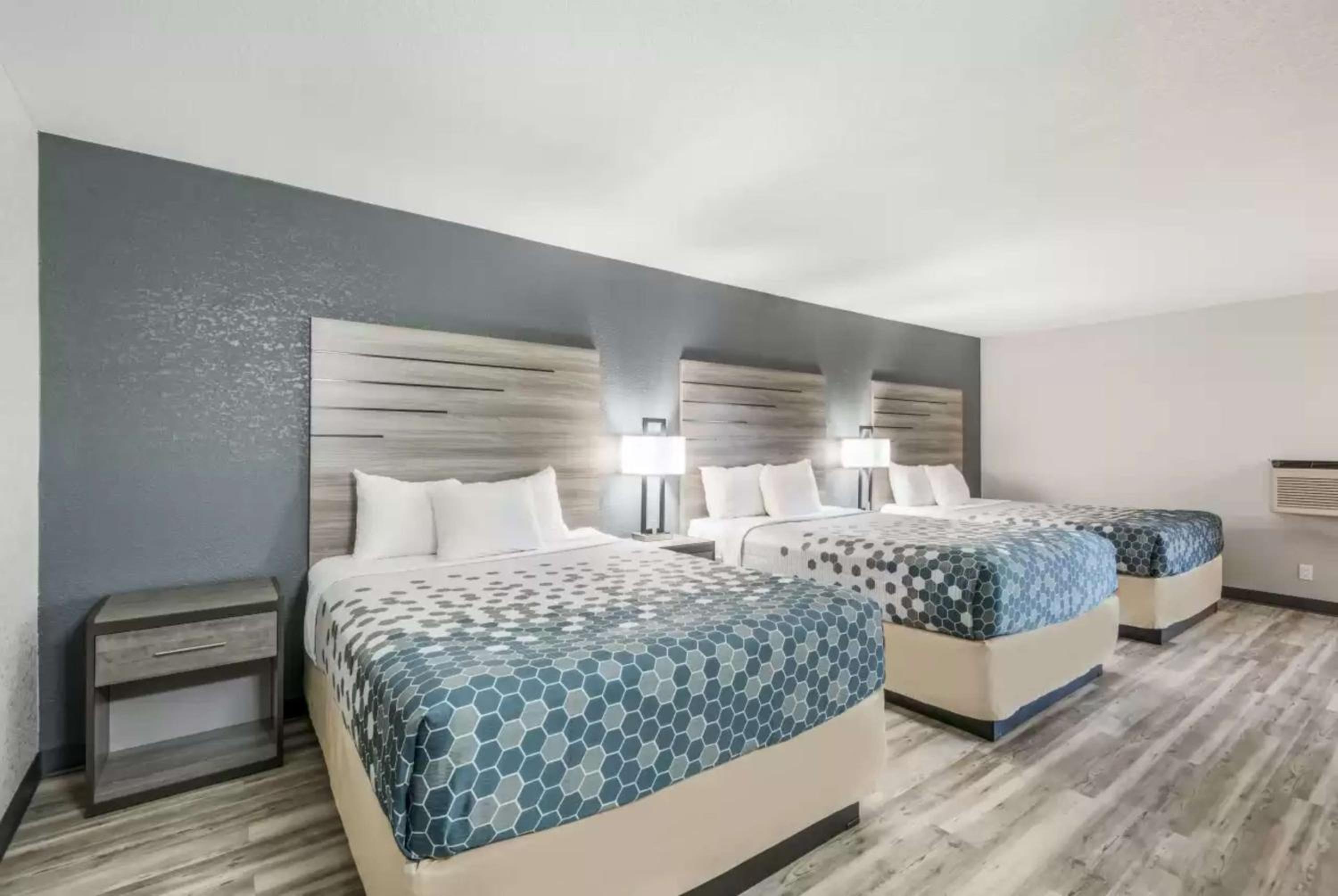 Queen Suite with Three Queen Beds - Non Smoking