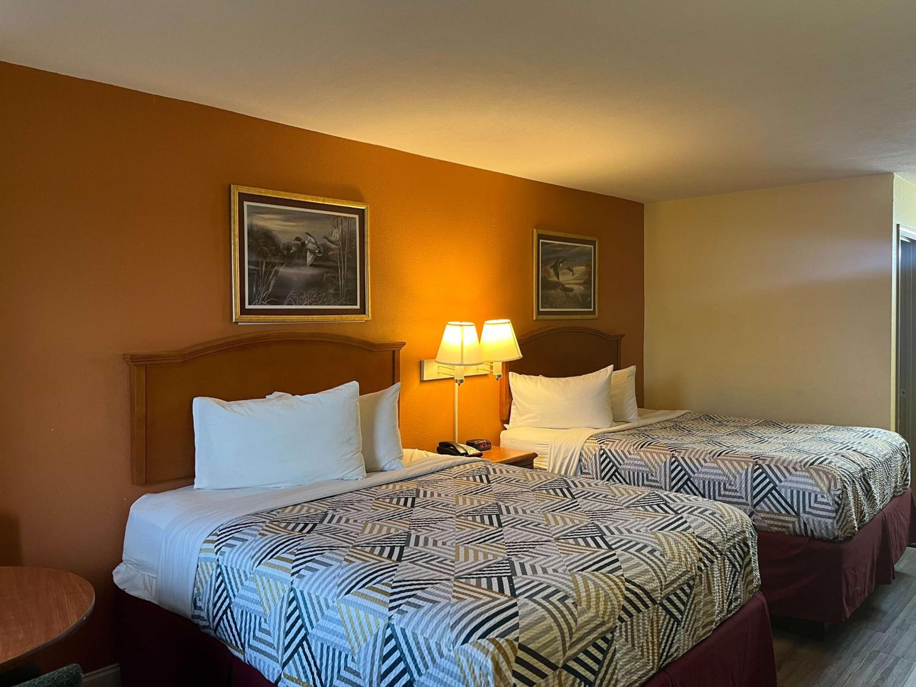 Queen Room with Two Queen Beds - Smoking photo 3