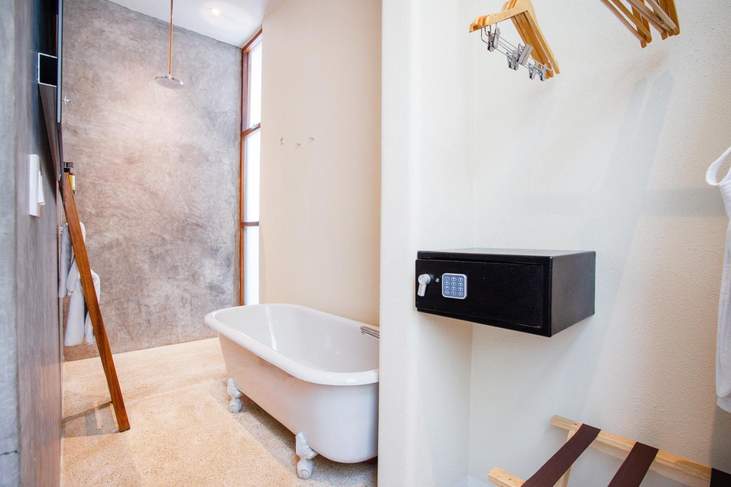 Executive Suite - Photo 4