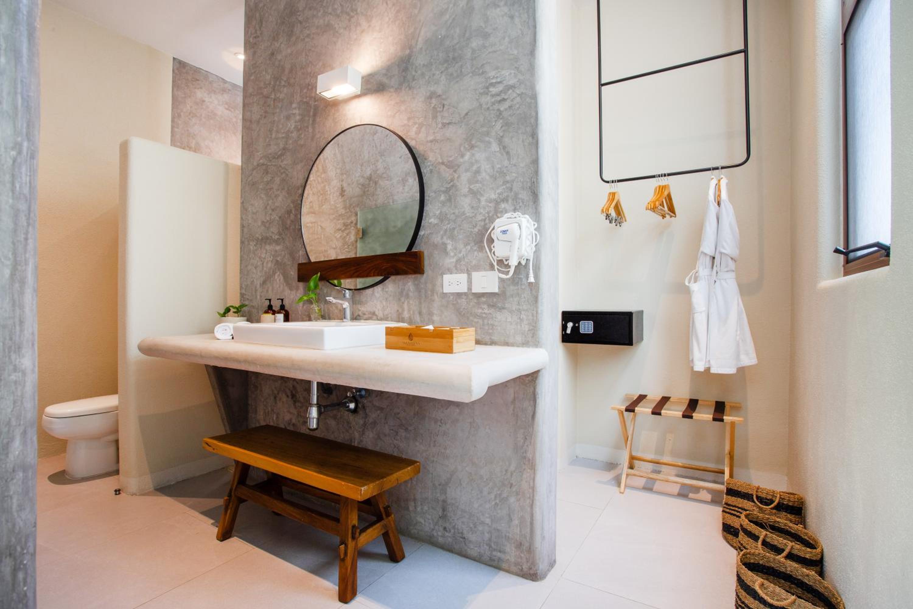 Executive Suite - Photo 3