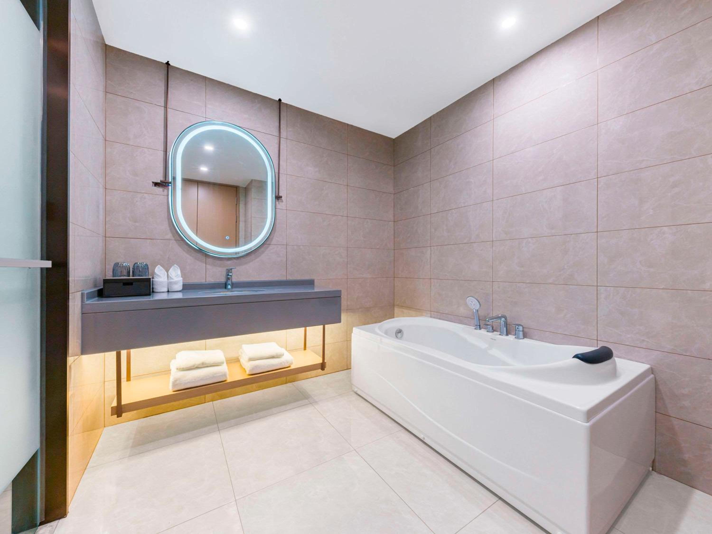 Deluxe Superior King Suite photo 2