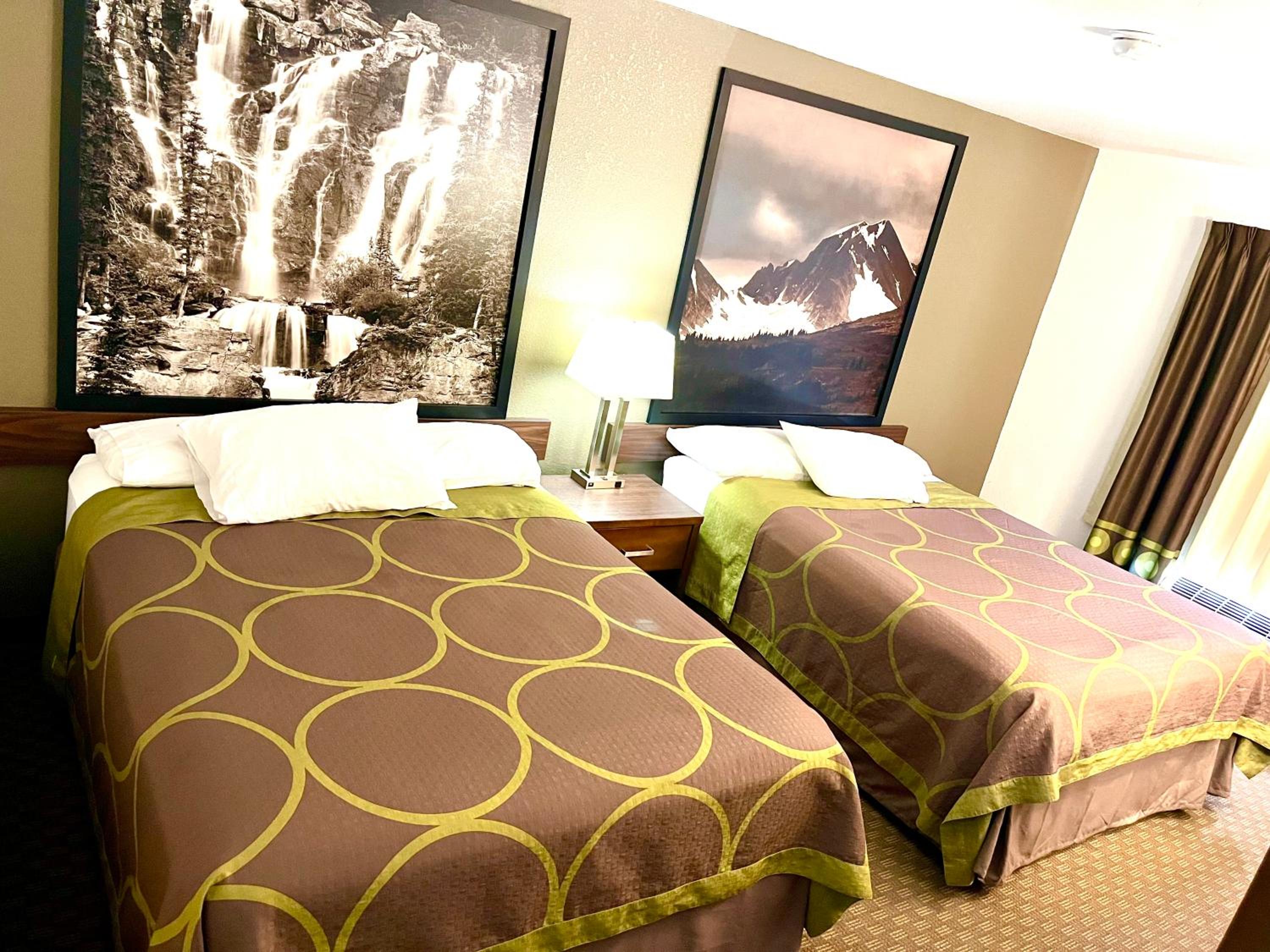 Queen Room with Two Queen Beds - Non-Smoking - Photo 9