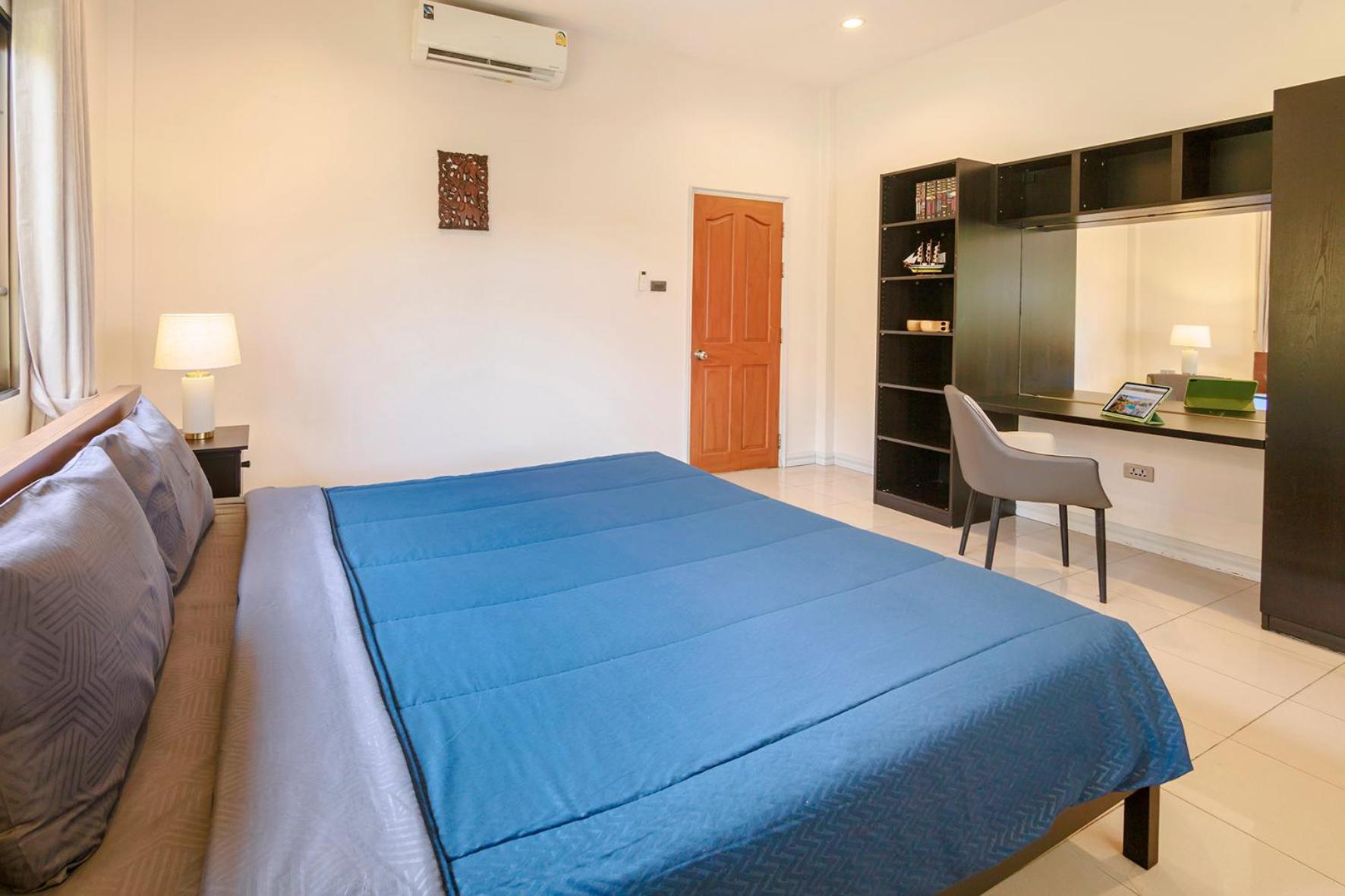 Six-Bedroom Villa  photo 1