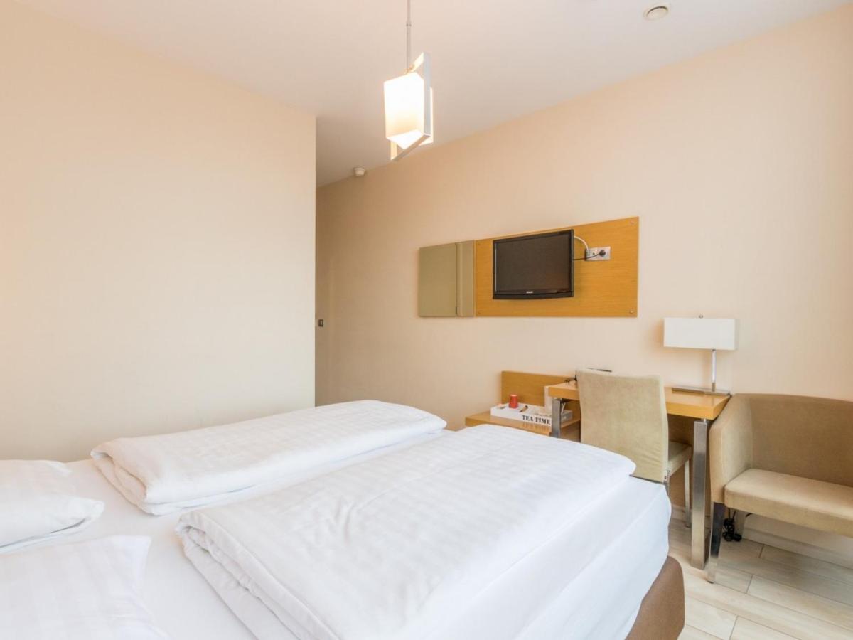 Double Room with Balcony - Photo 3